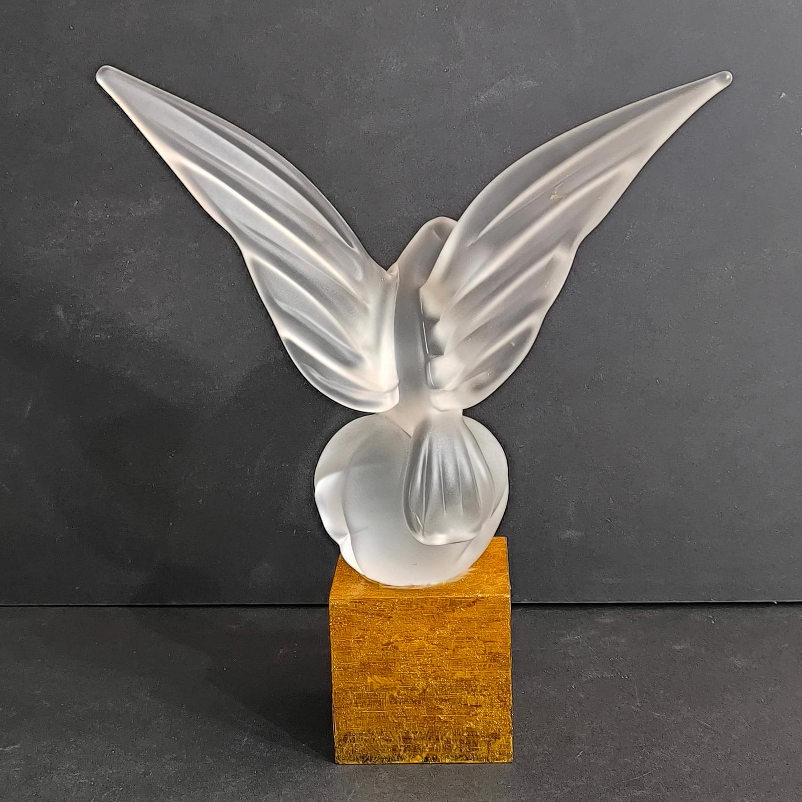 Exquisita Figurilla de Paloma de Cristal Esmerilado: Símbolo de Elegancia y Serenidad siglo XX en venta