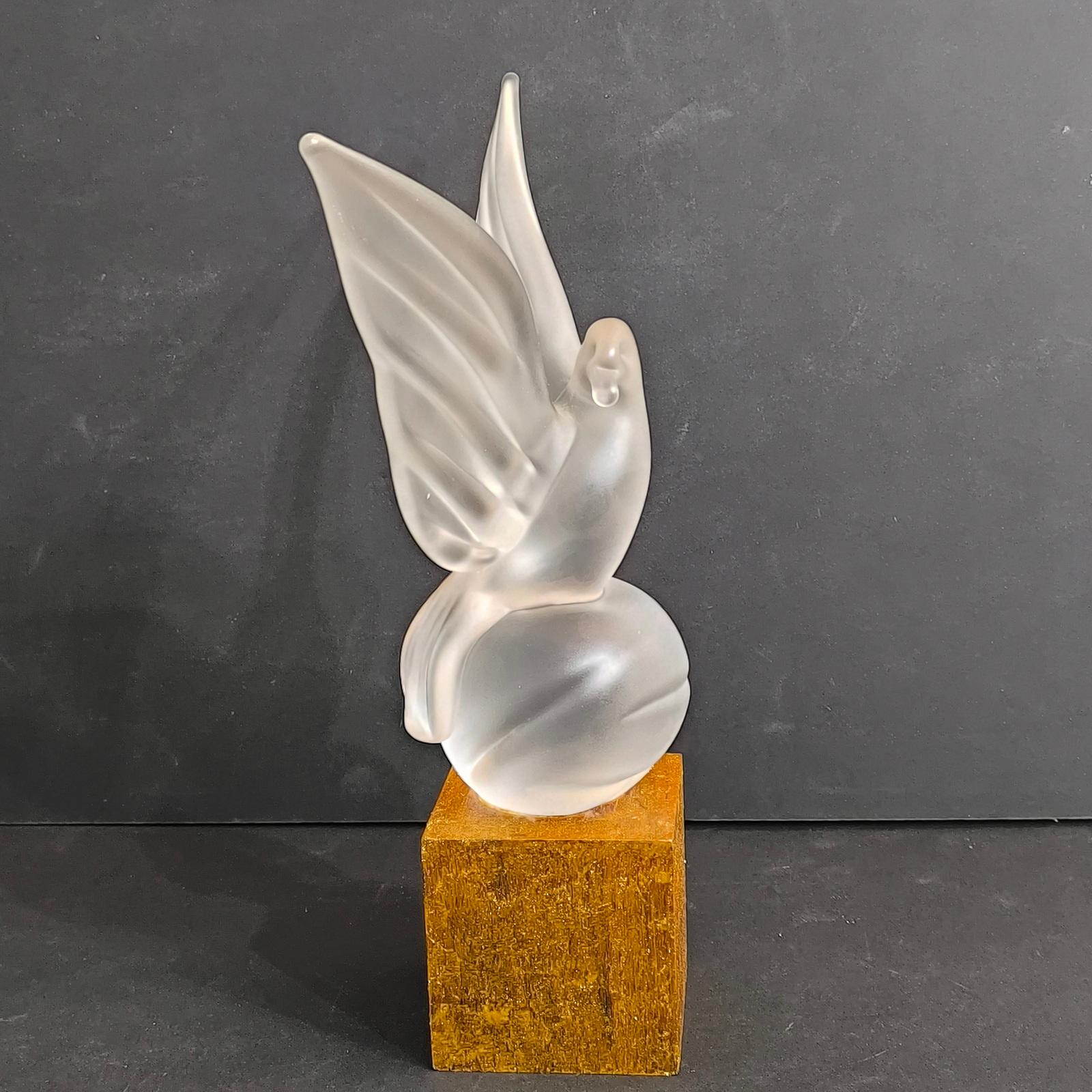 Exquisita Figurilla de Paloma de Cristal Esmerilado: Símbolo de Elegancia y Serenidad en venta 1