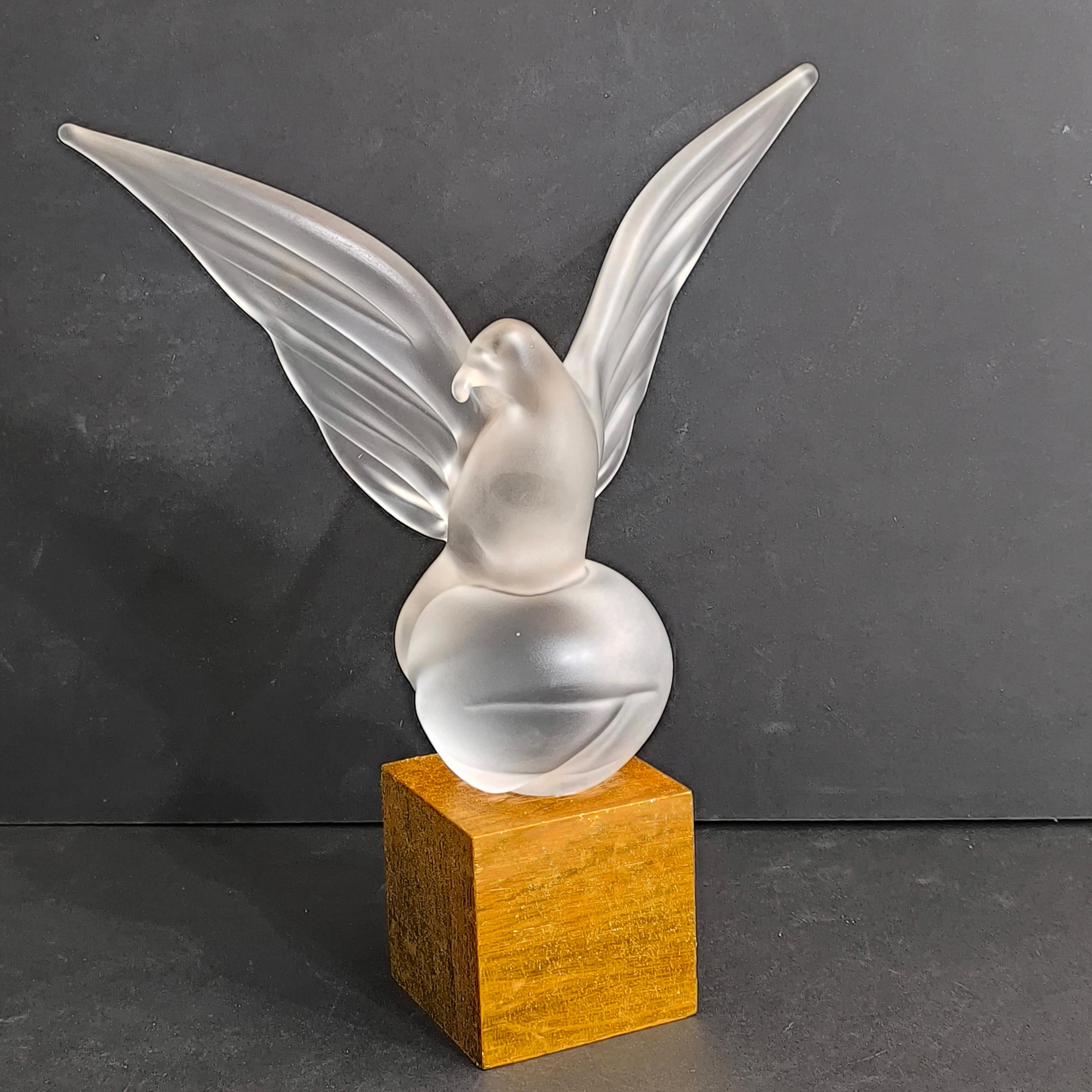 Exquisita Figurilla de Paloma de Cristal Esmerilado: Símbolo de Elegancia y Serenidad en venta 2