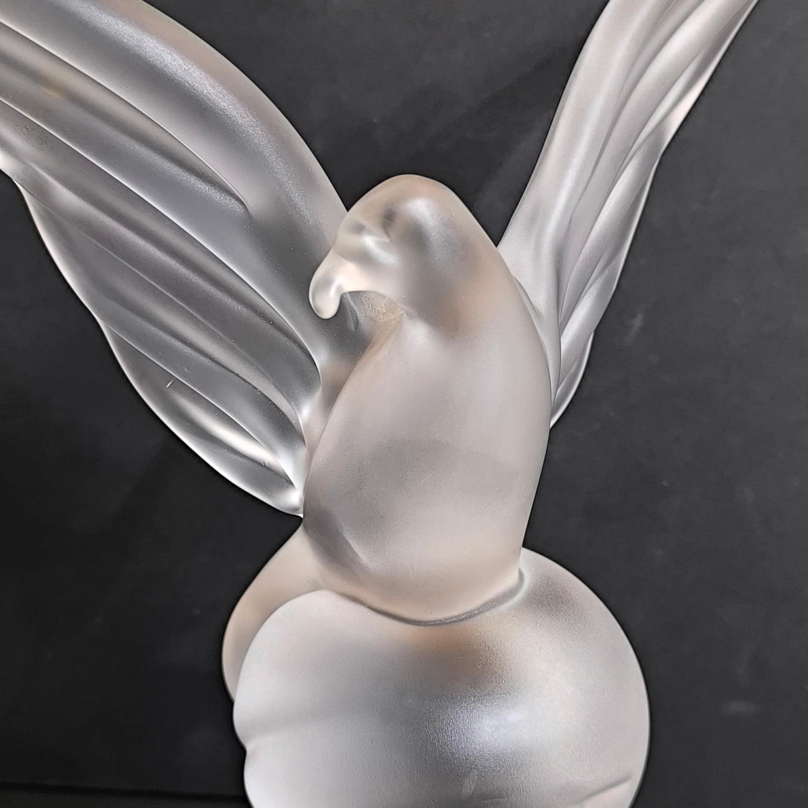 Exquisita Figurilla de Paloma de Cristal Esmerilado: Símbolo de Elegancia y Serenidad en venta 3