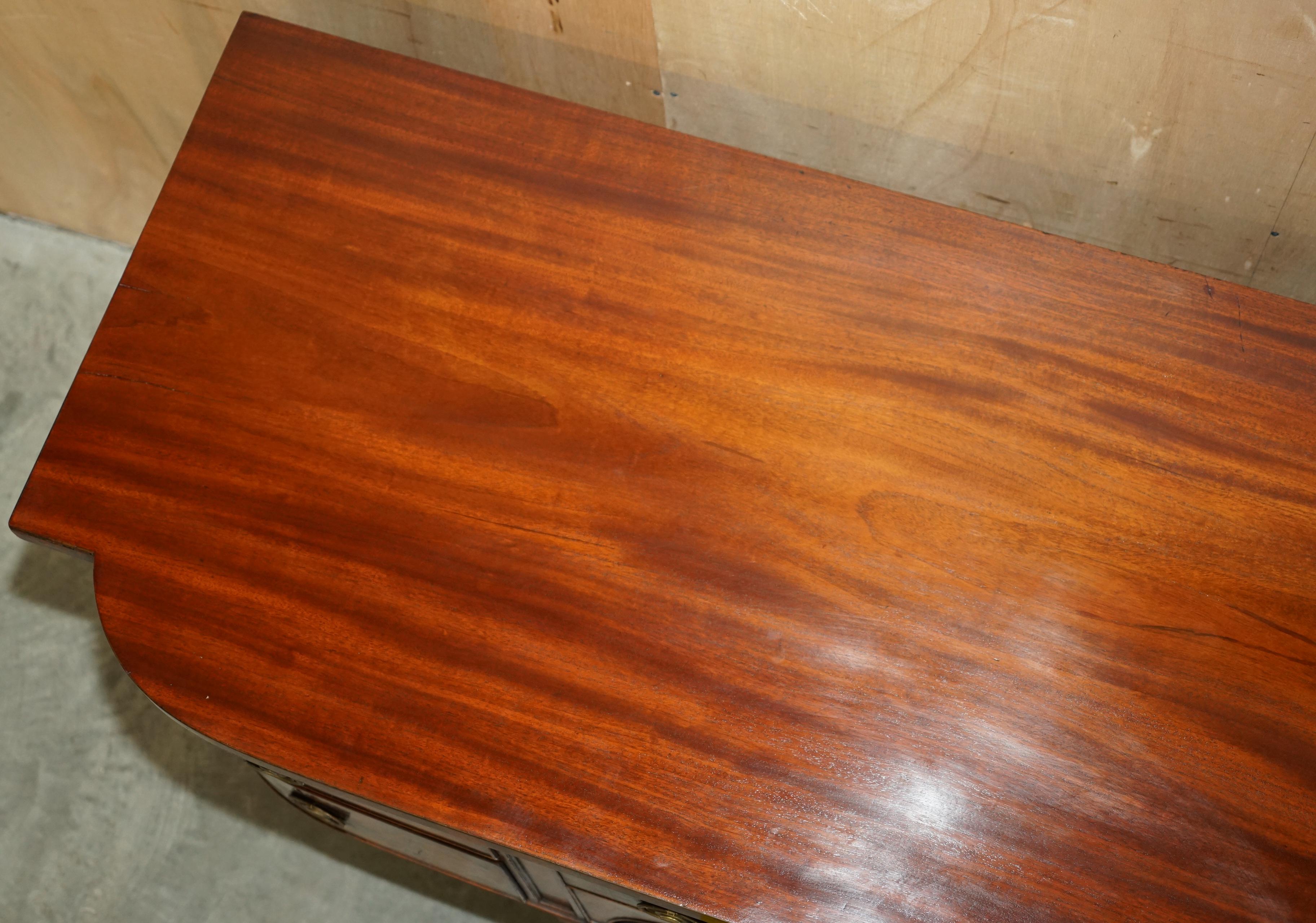EXQUISITE FULLY RESTORED ENGLISH GEORGE III CiRCA 1780 FLAMED HARDWOOD SIDEBOARD For Sale 2