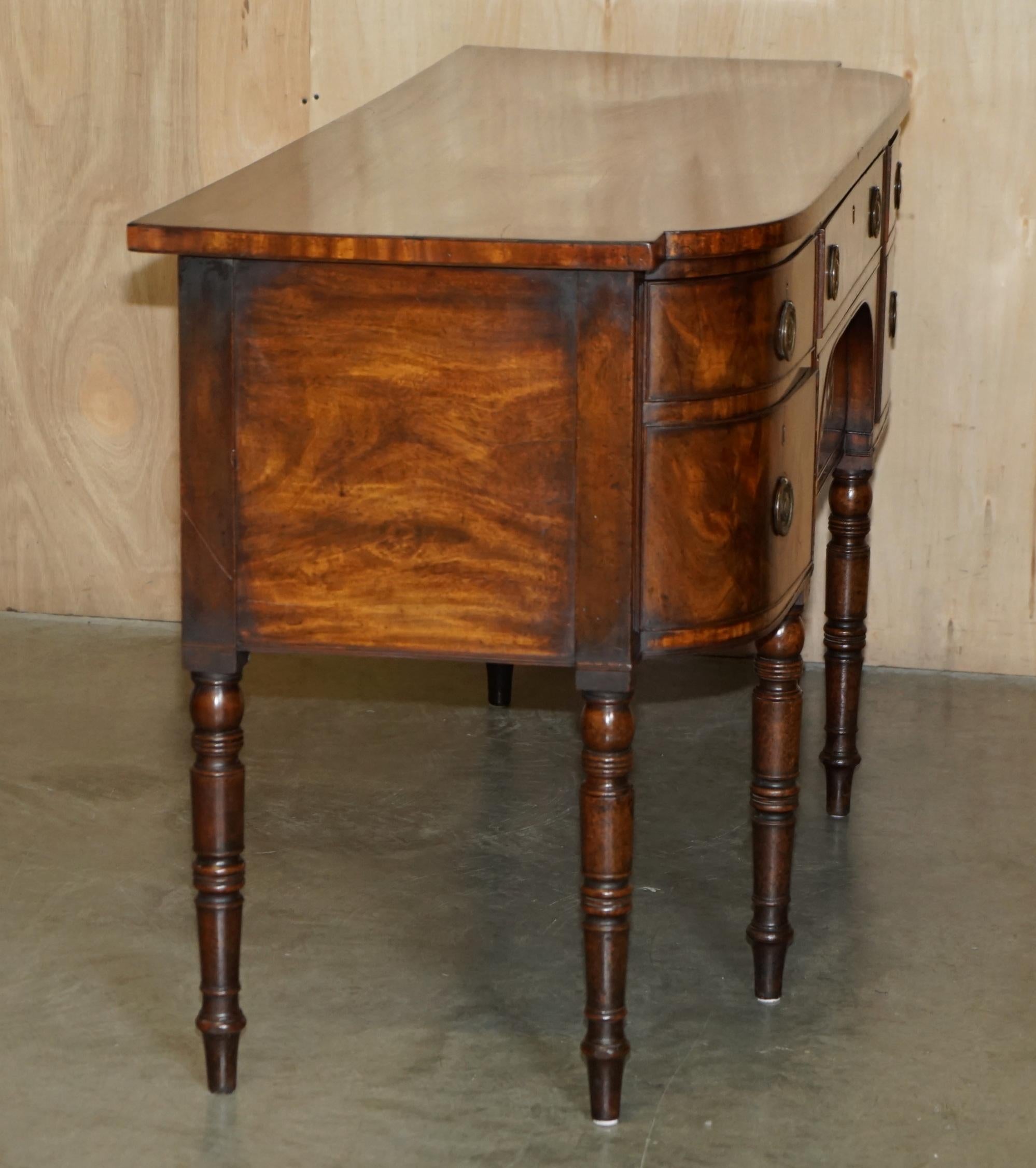 EXQUISITE FULLY RESTORED ENGLISH GEORGE III CiRCA 1780 FLAMED HARDWOOD SIDEBOARD For Sale 4