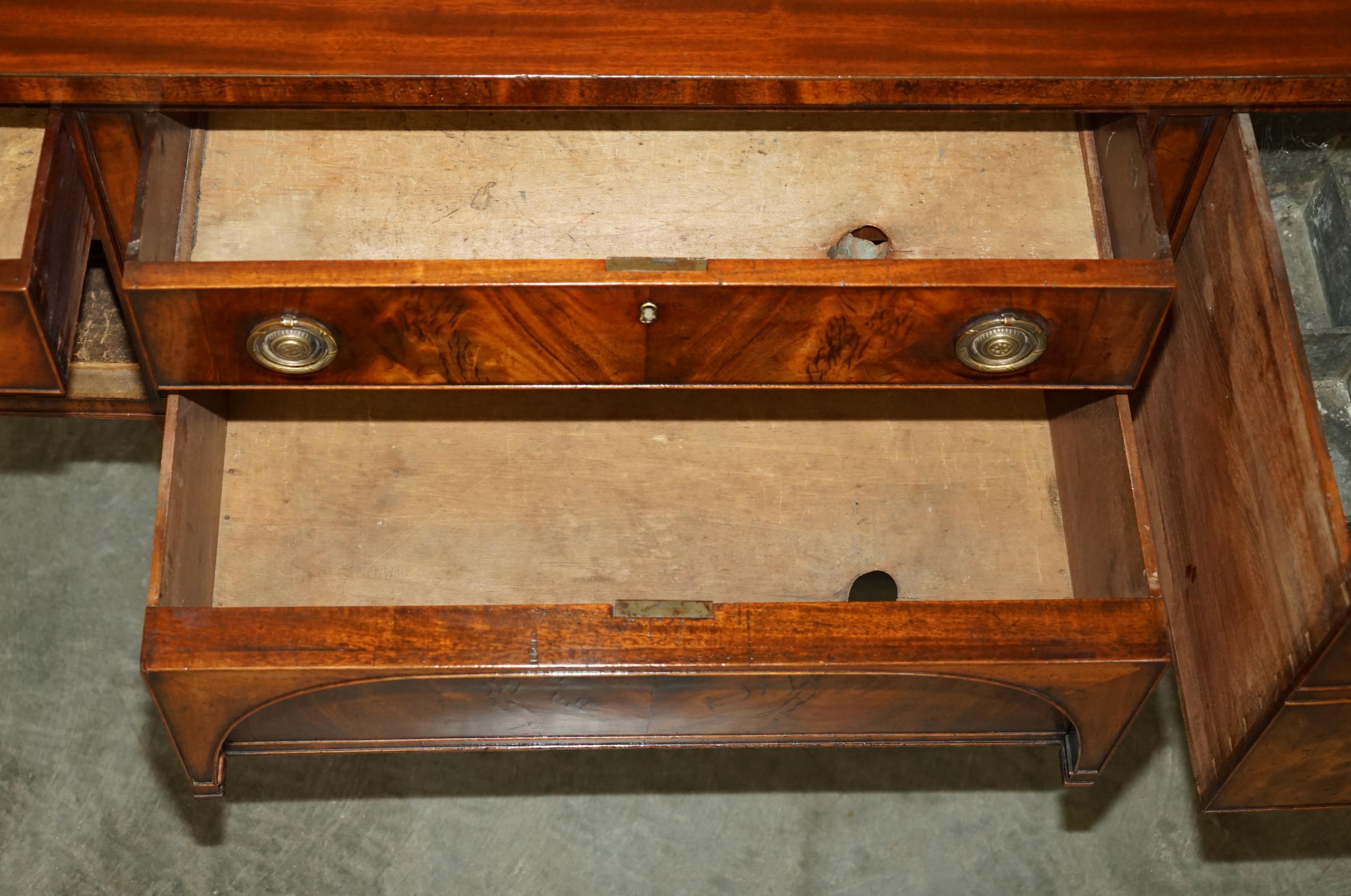 EXQUISITE FULLY RESTORED ENGLISH GEORGE III CiRCA 1780 FLAMED HARDWOOD SIDEBOARD For Sale 11