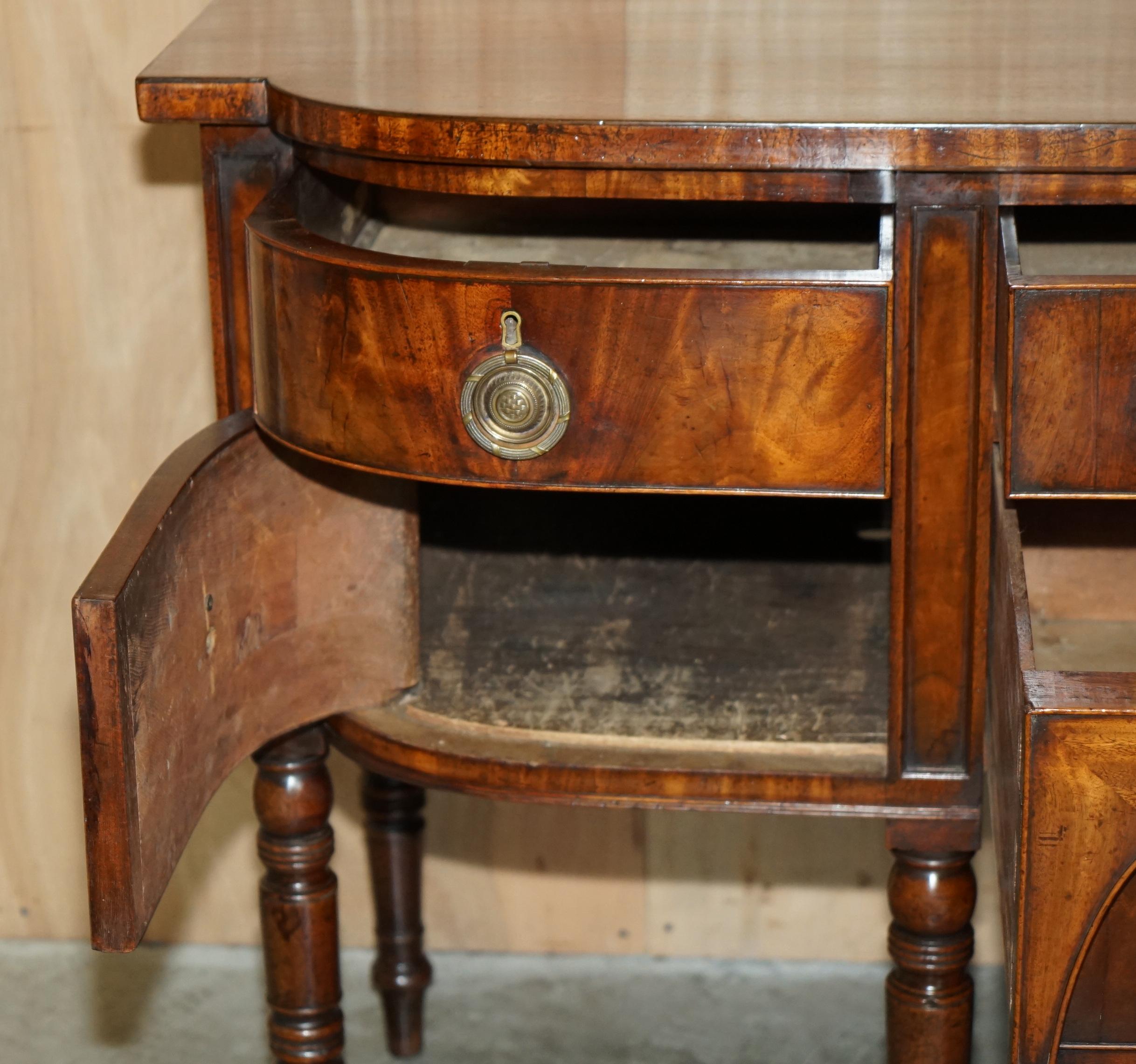 EXQUISITE FULLY RESTORED ENGLISH GEORGE III CiRCA 1780 FLAMED HARDWOOD SIDEBOARD For Sale 12