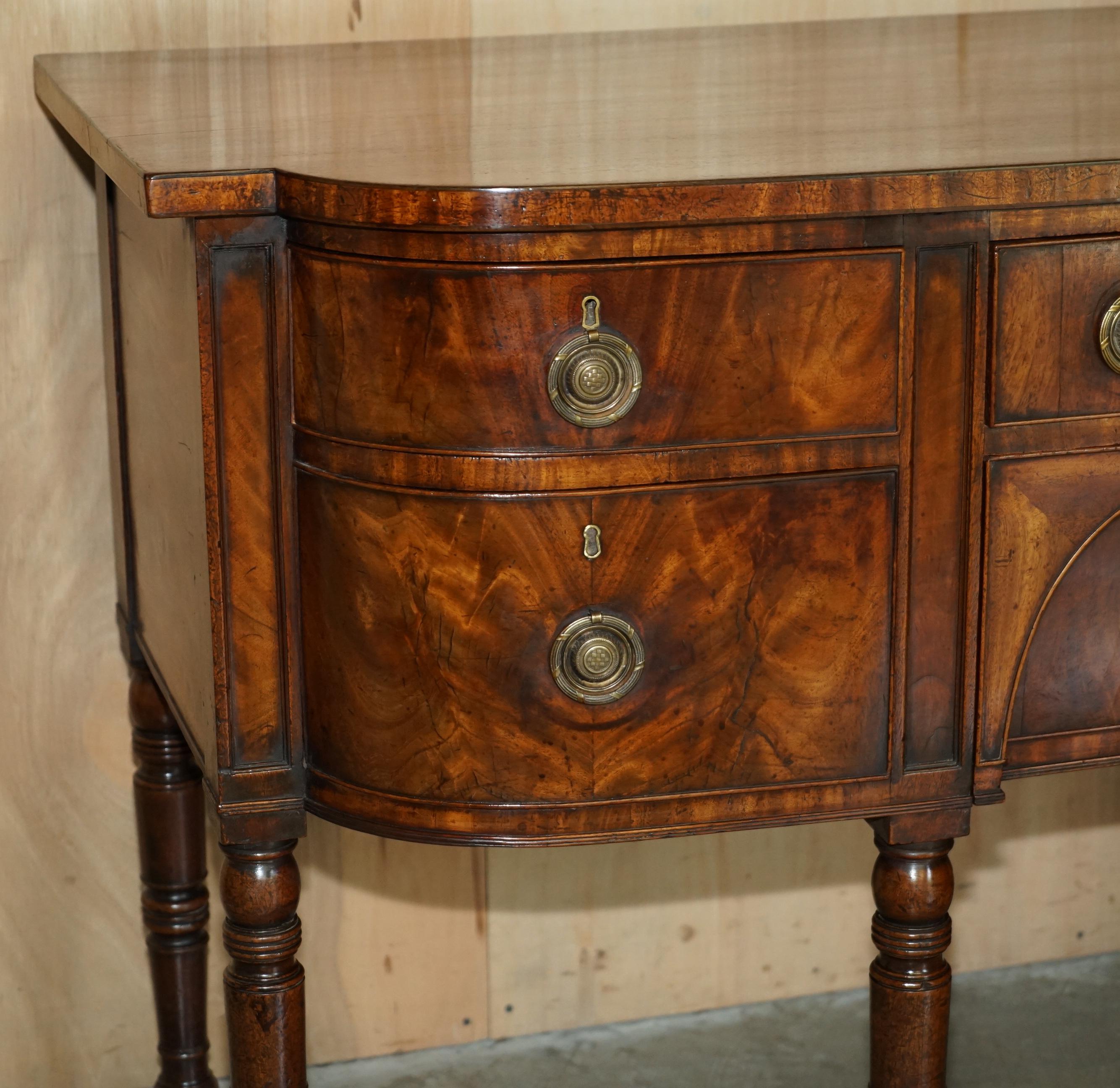 EXQUISITE FULLY RESTORED ENGLISH GEORGE III CiRCA 1780 FLAMED HARDWOOD SIDEBOARD In Good Condition For Sale In West Sussex, Pulborough