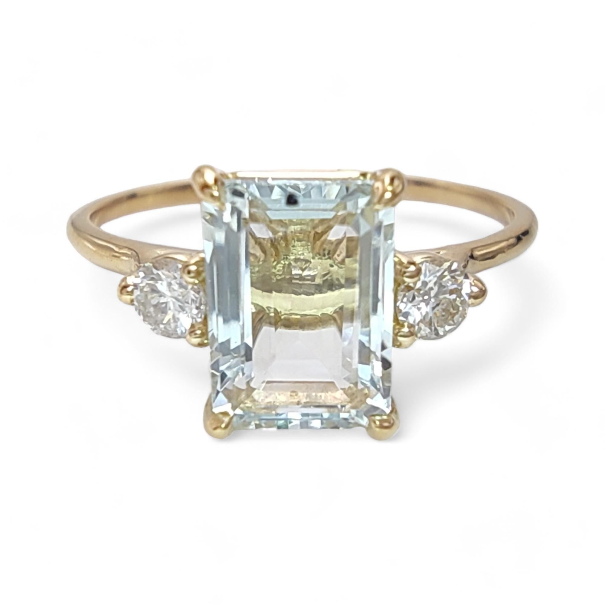 Contemporary 18K Yellow Gold Women's Ring with 0.88ct Aquamarine and 0.12ct Diamond Accents For Sale