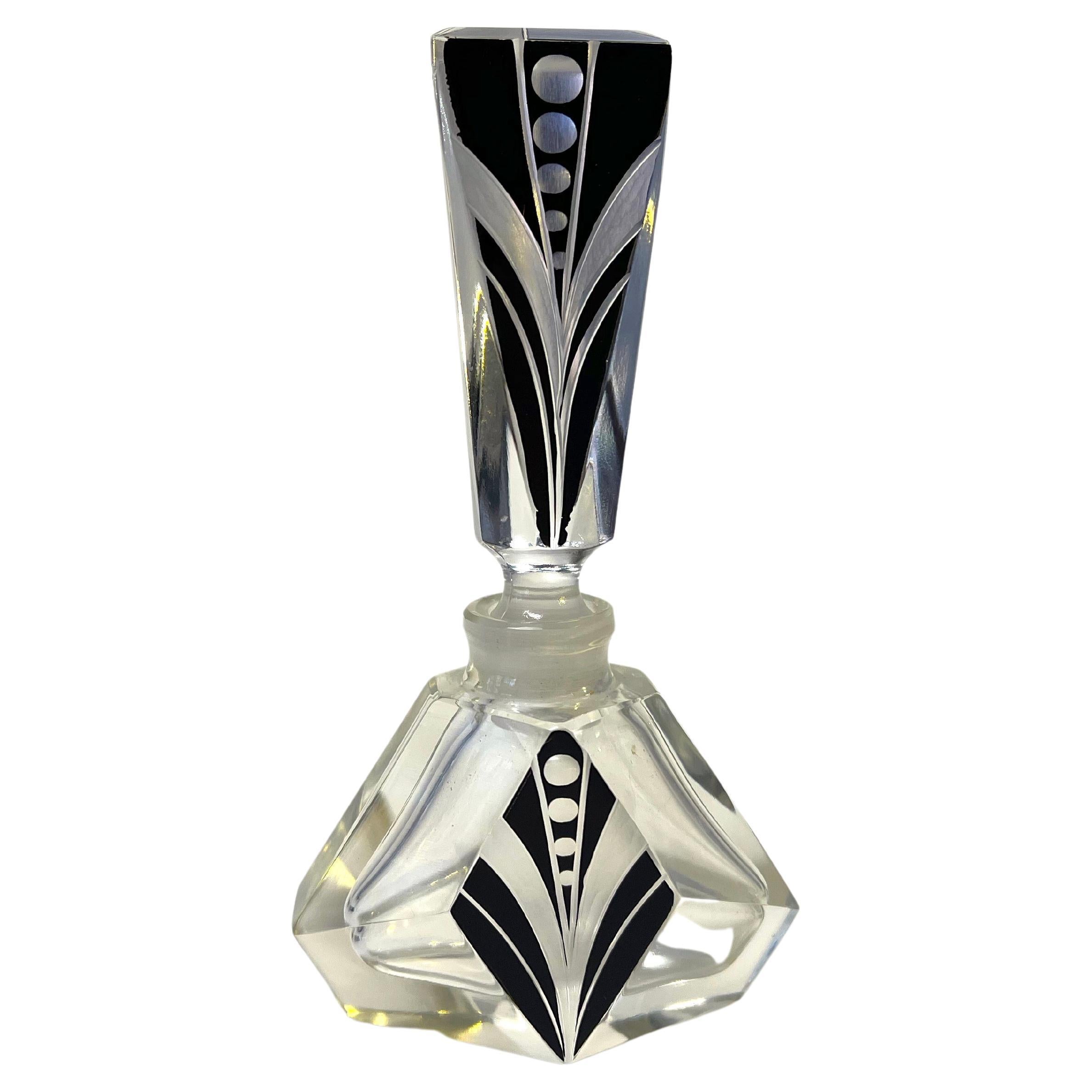 Magnifique flacon de parfum géométrique Art Déco tchèque en émail noir et cristal, années 1930