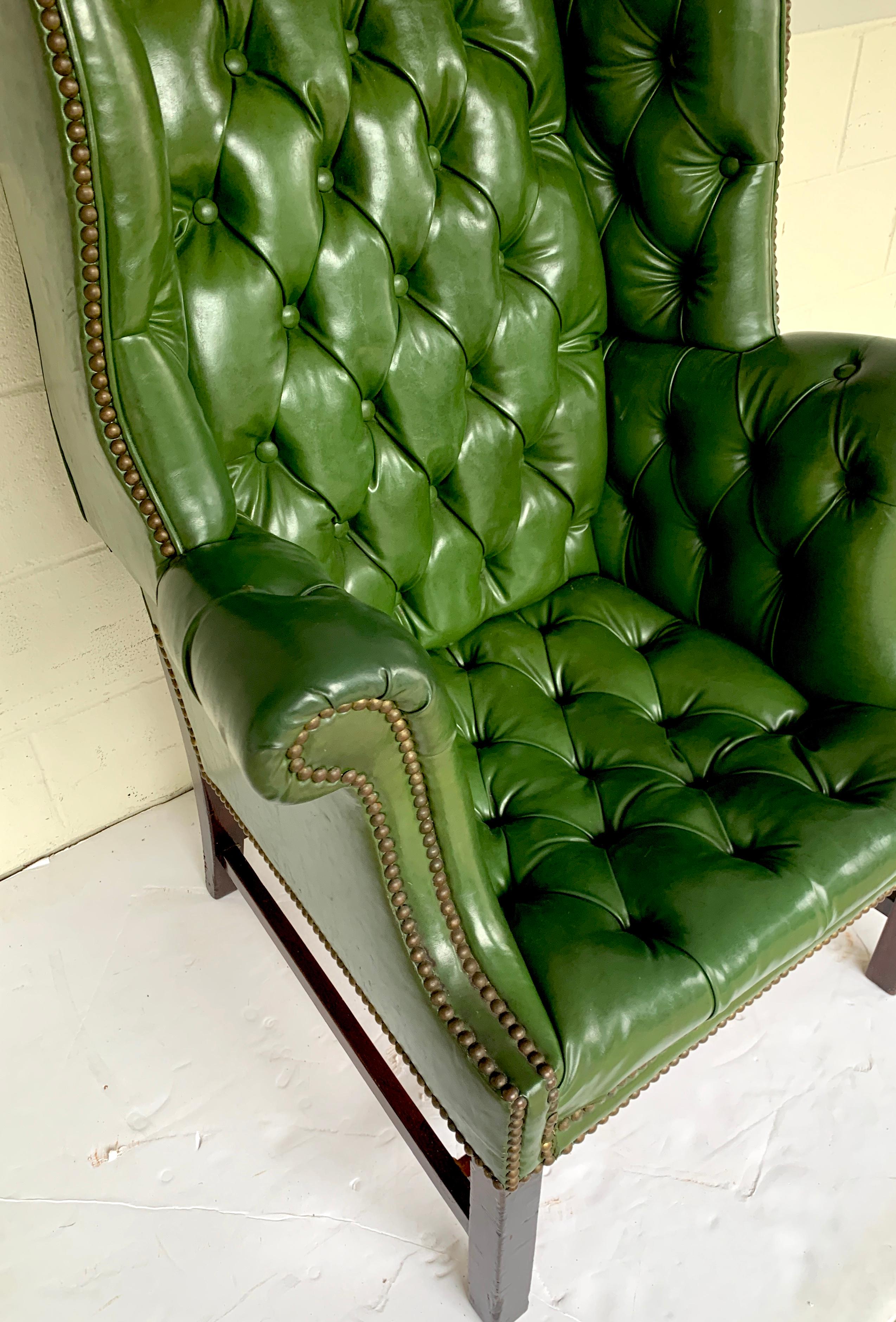 Anglais Exquise chaise à oreilles Chesterfield George III en acajou et cuir vert en vente
