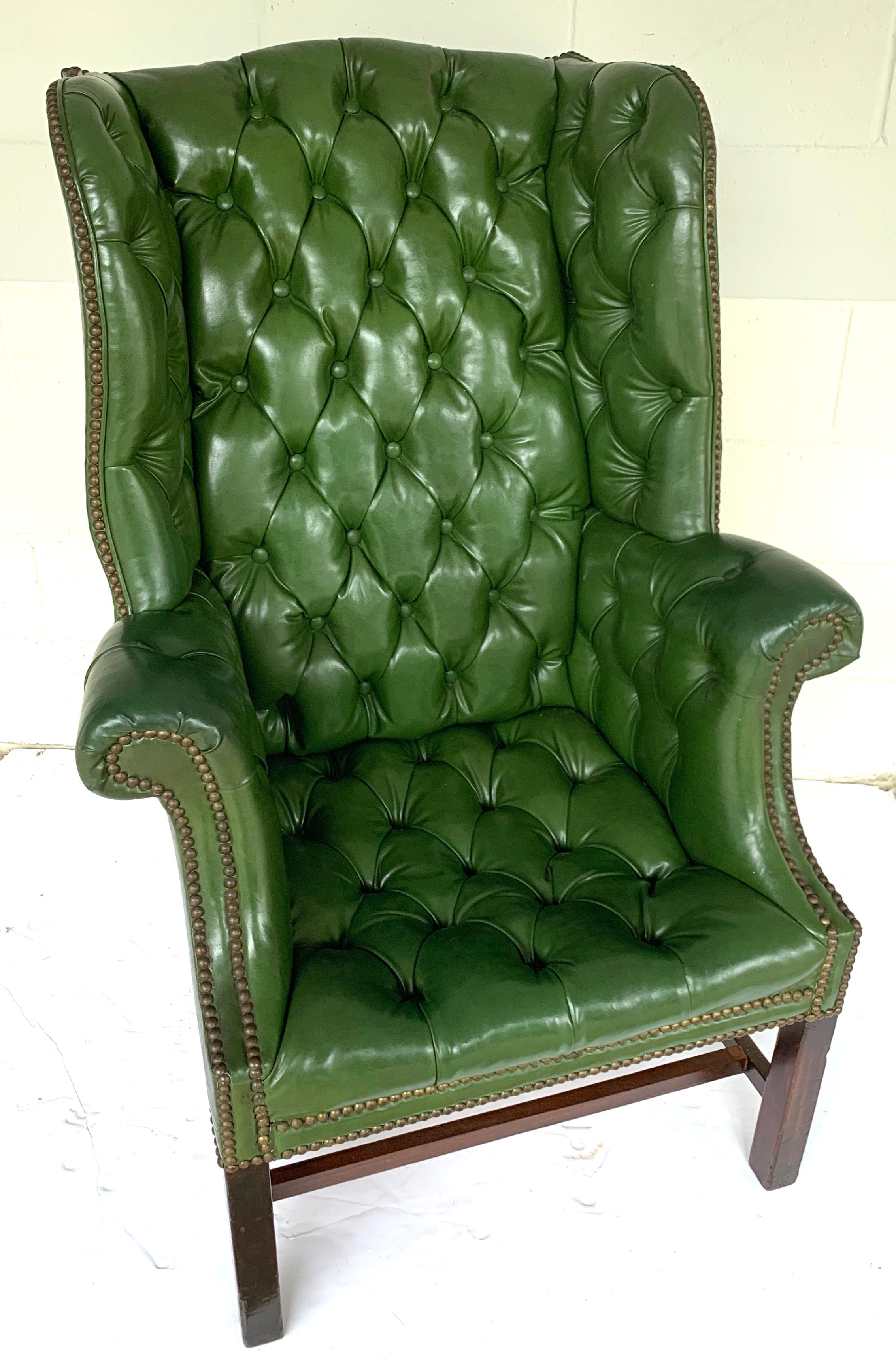 Exquise chaise à oreilles Chesterfield George III en acajou et cuir vert Bon état - En vente à Atlanta, GA