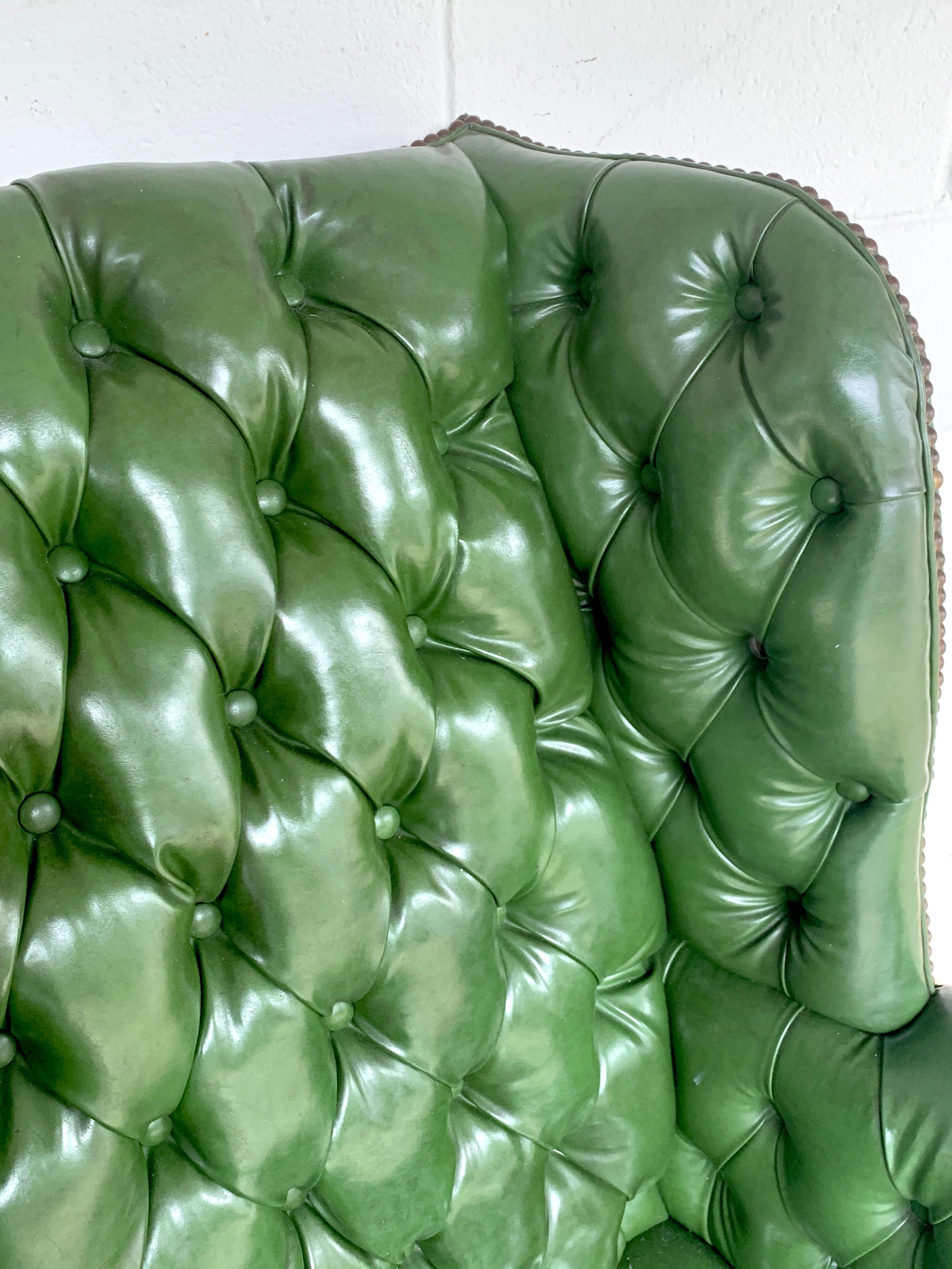 XIXe siècle Exquise chaise à oreilles Chesterfield George III en acajou et cuir vert en vente
