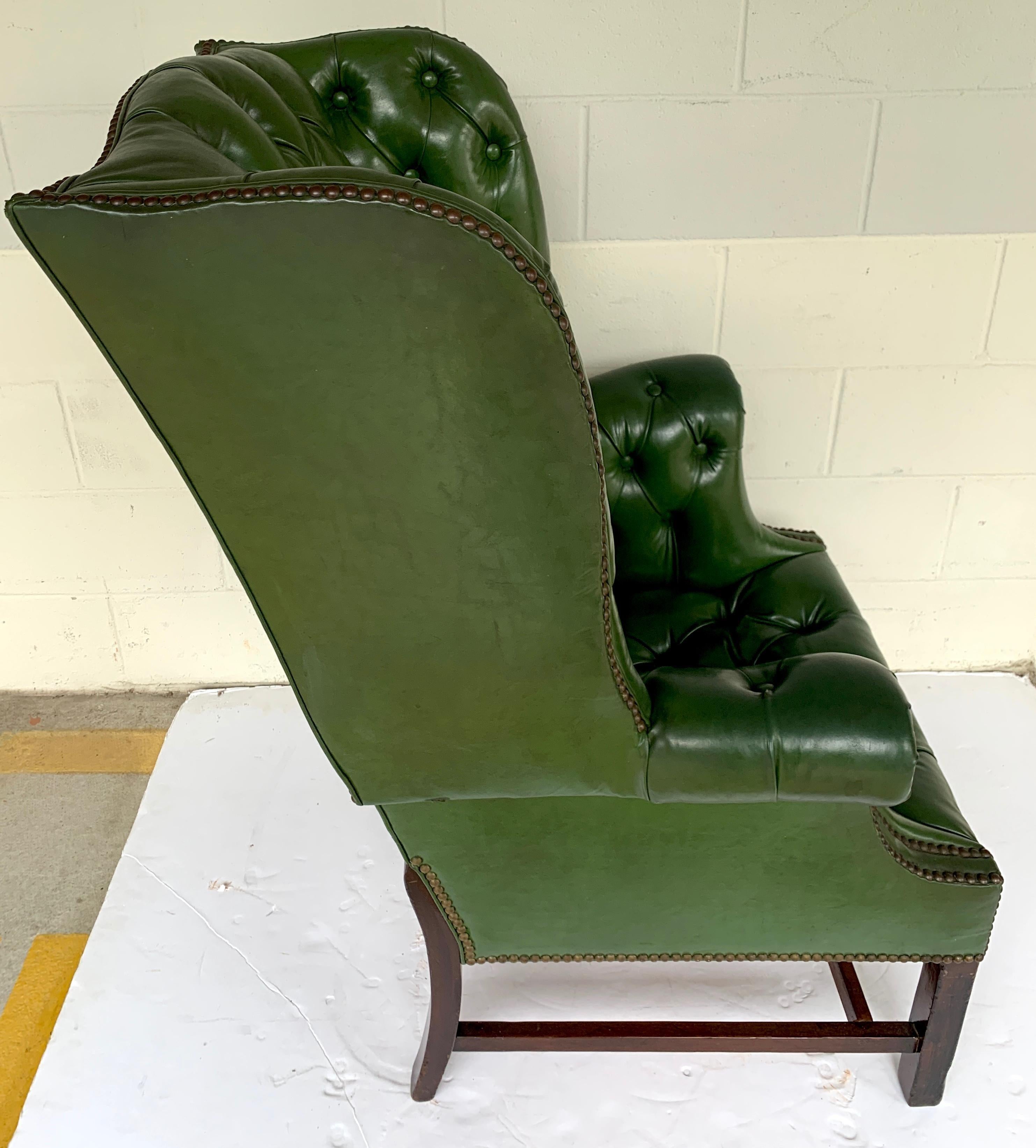 Exquisite George III Mahogany Green Leather Chesterfield Wing Chair In Good Condition In West Palm Beach, FL