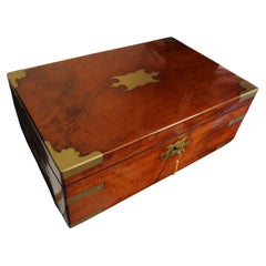 Squisito piano di scrittura georgiano in mogano lavorato a mano con pelle lavorata rossa