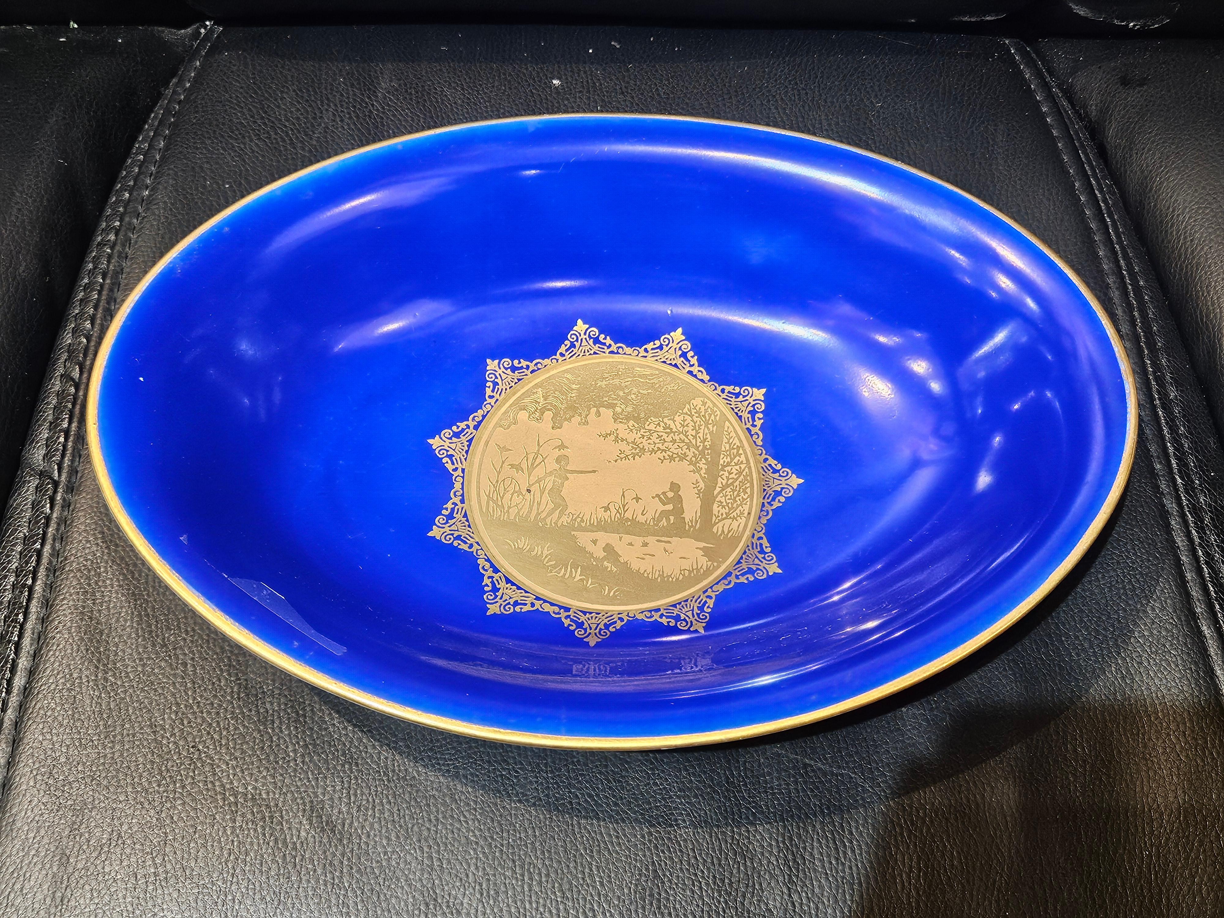 El siguiente artículo que estamos ofreciendo es Un Raro e Impresionante Magnífico y Exquisito Grande Pintado a Mano Estilo Sevres Alemán  Cuenco ovalado de porcelana estampada Rosenthal. Sobresaliente con un Magnífico Dibujo en Pan de Oro de una