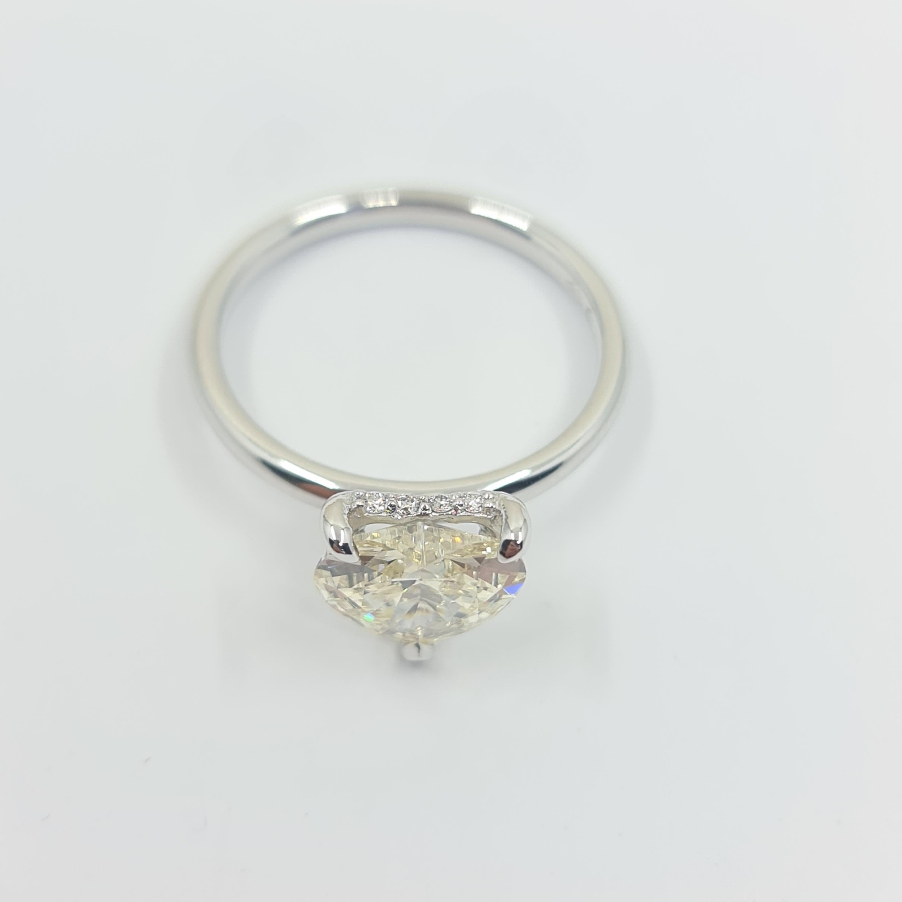 Exquisite GIA Certified 1.60 Carat Heart Diamond Ring with 0.07 Carat Halo G/VS In New Condition For Sale In Darmstadt, DE