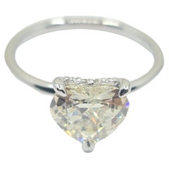 Exquise bague avec diamant cœur de 1,60 carat certifié GIA et halo de 0,07 carat G/VS