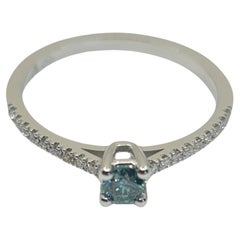 Exquise bague solitaire en diamant bleu-vert profond de 0,18 carat certifié GIA 