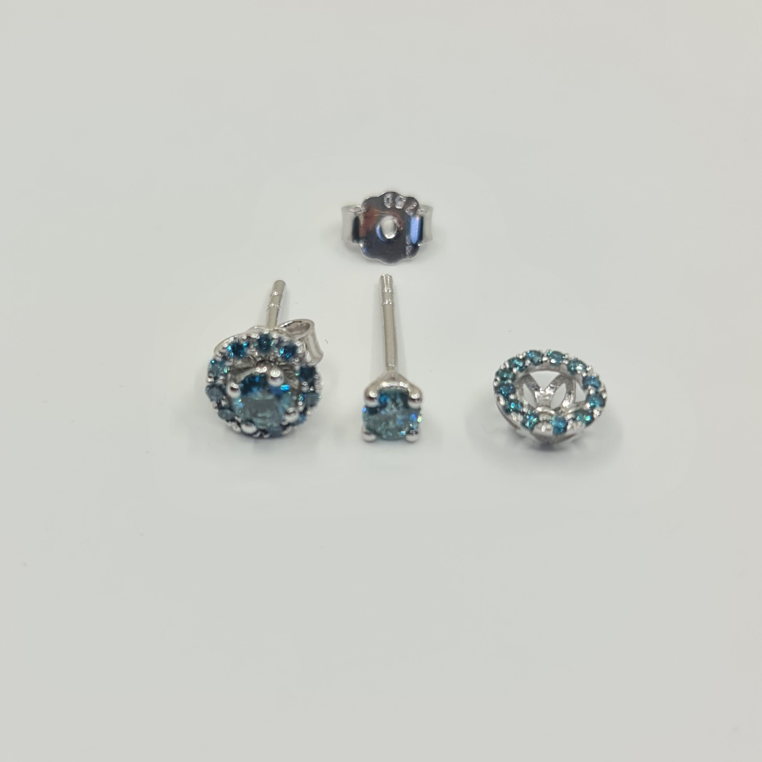 Taille brillant Magnifiques clous solitaires en diamant bleu-vert de 0,18/0.19 carat certifiés par le GIA en vente