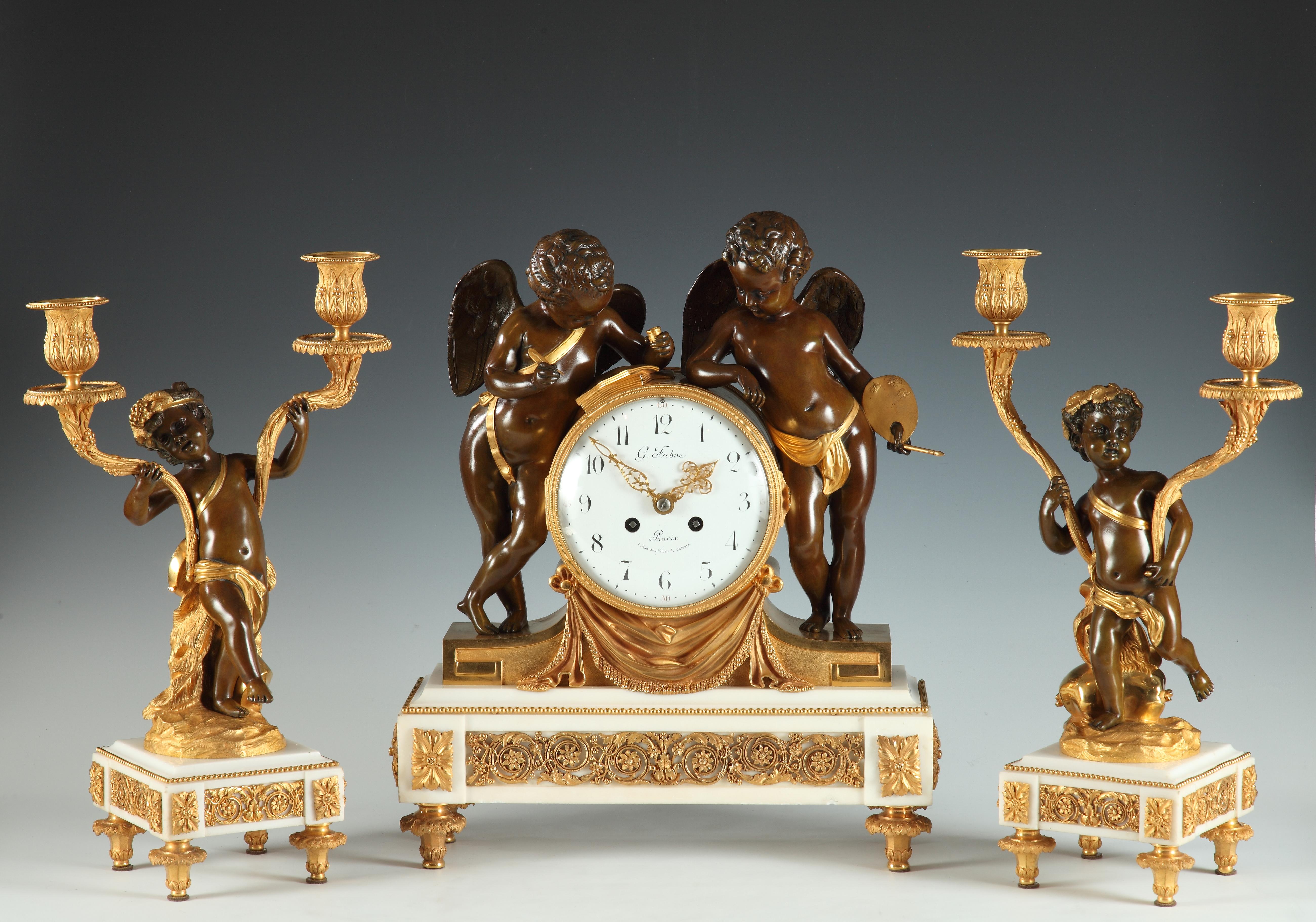 Cadran signé G. Fabre, 4 rue des Filles du Calvaire, Paris
Horloge signée Samuel Marti - Médaille d'Or 1900

Pendule de style Louis XVI en bronze doré et marbre statuaire de Carrare, composée d'une pendule et d'une paire de candélabres. L'horloge