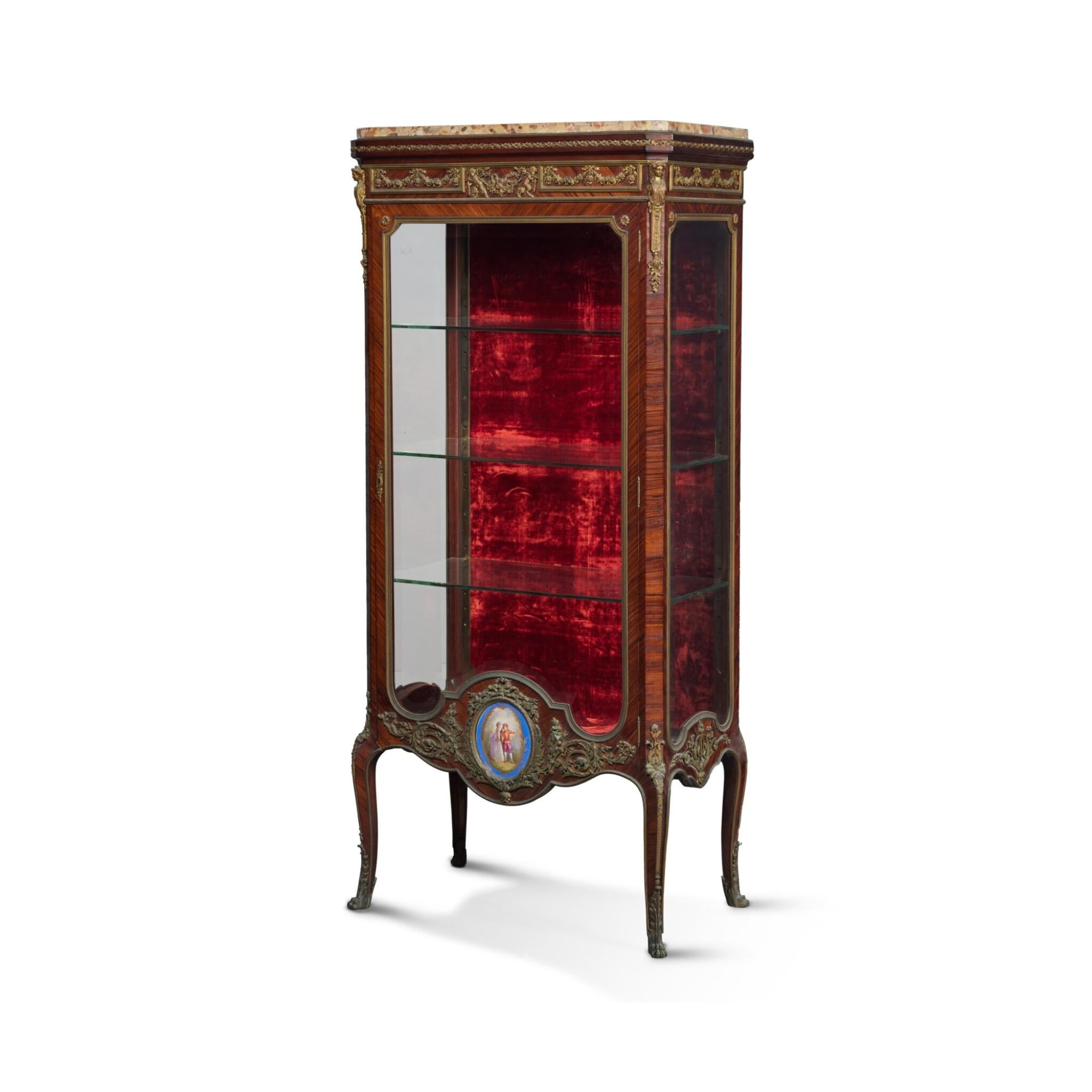 Exquisite Gilt Bronze Mounted Vitrine by François Linke In Good Condition For Sale In Miami, US