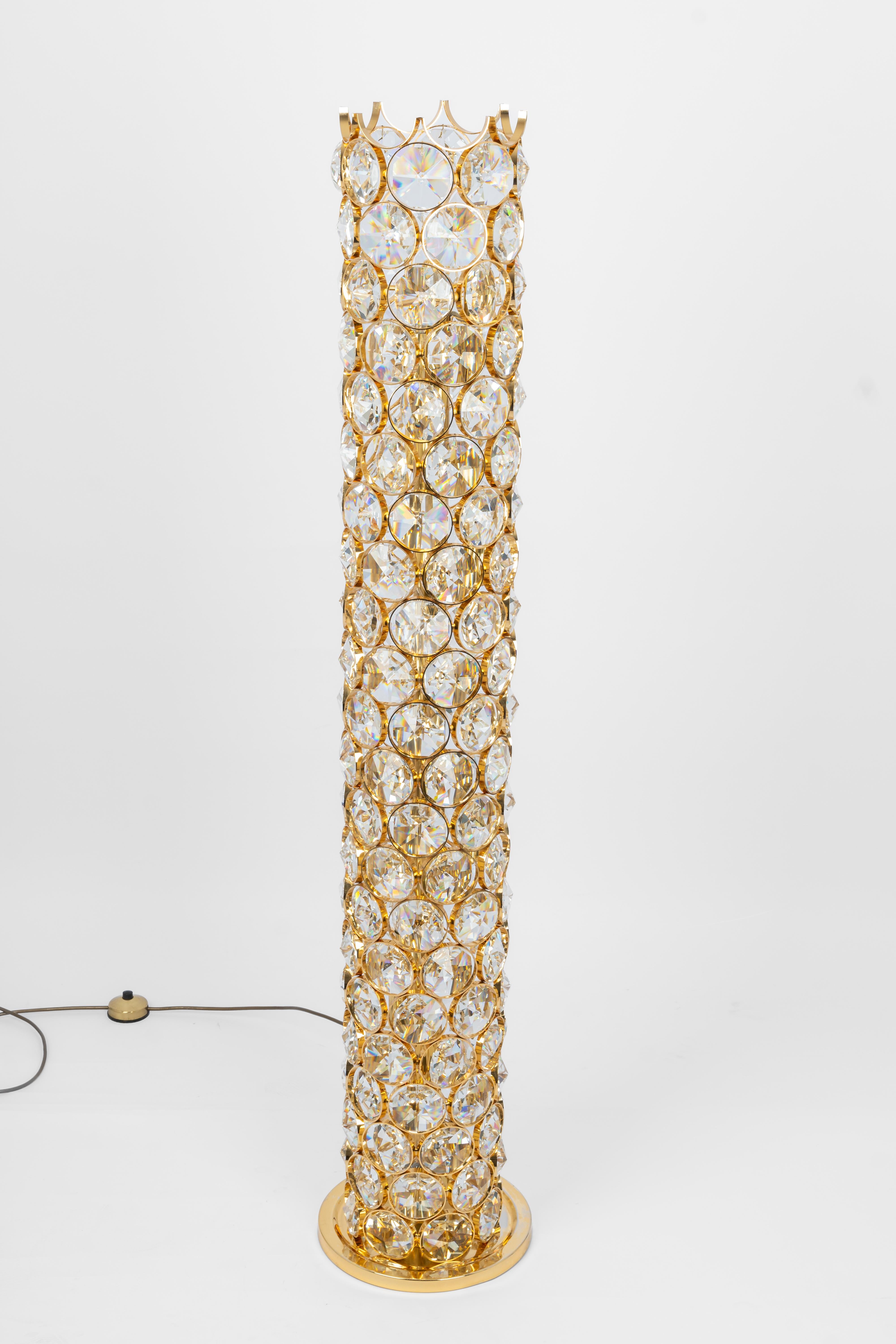 Exquisite vergoldete Juwelen-Stehleuchte Sciolari design by Palwa, Deutschland, 1960er Jahre
Hollywood Regency, wunderschöne Form und Lichteffekt, handgefertigt.
12 x E14 Glühbirnen (max. 40 Watt pro Glühbirne)
Sehr guter