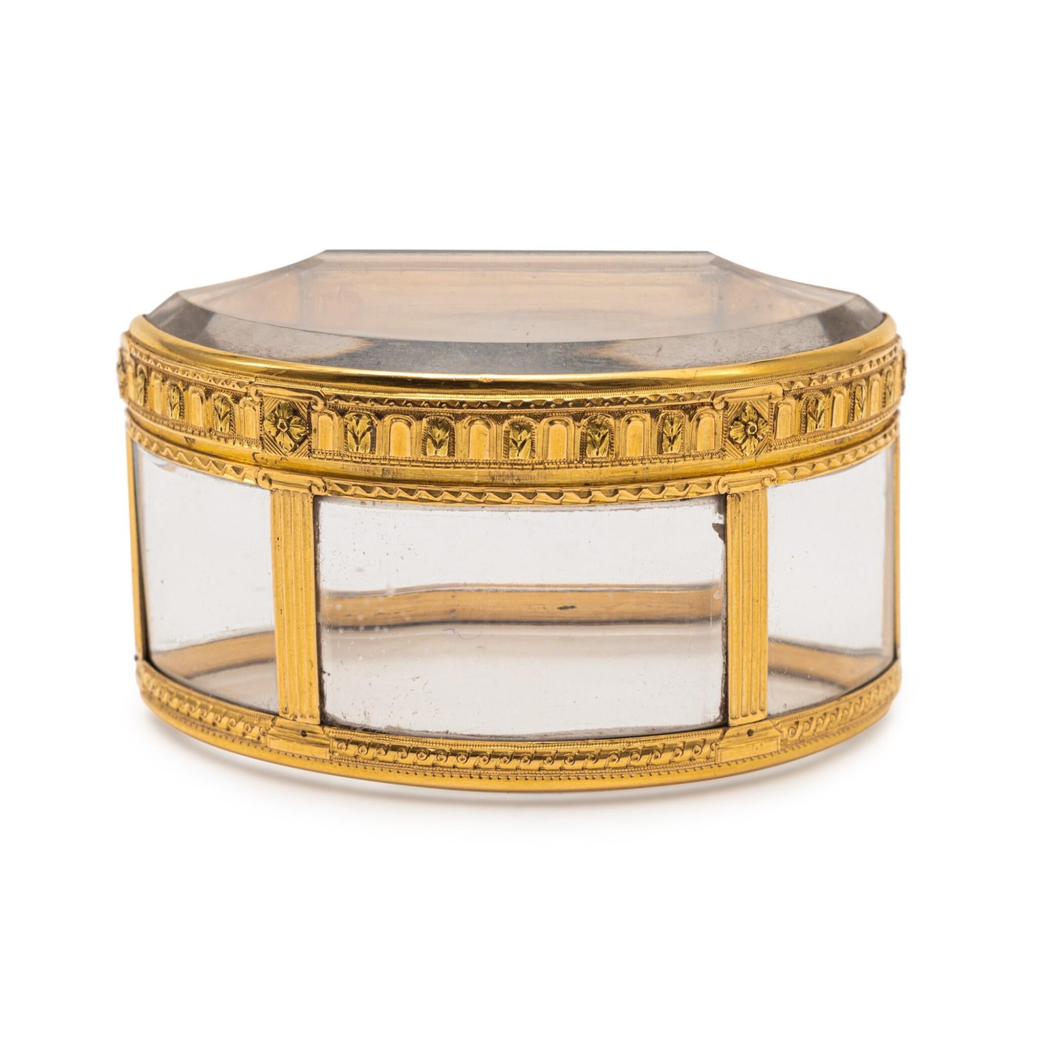 Exquisite Gold and Rock Crystal Snuff Box In Good Condition For Sale In Miami, US