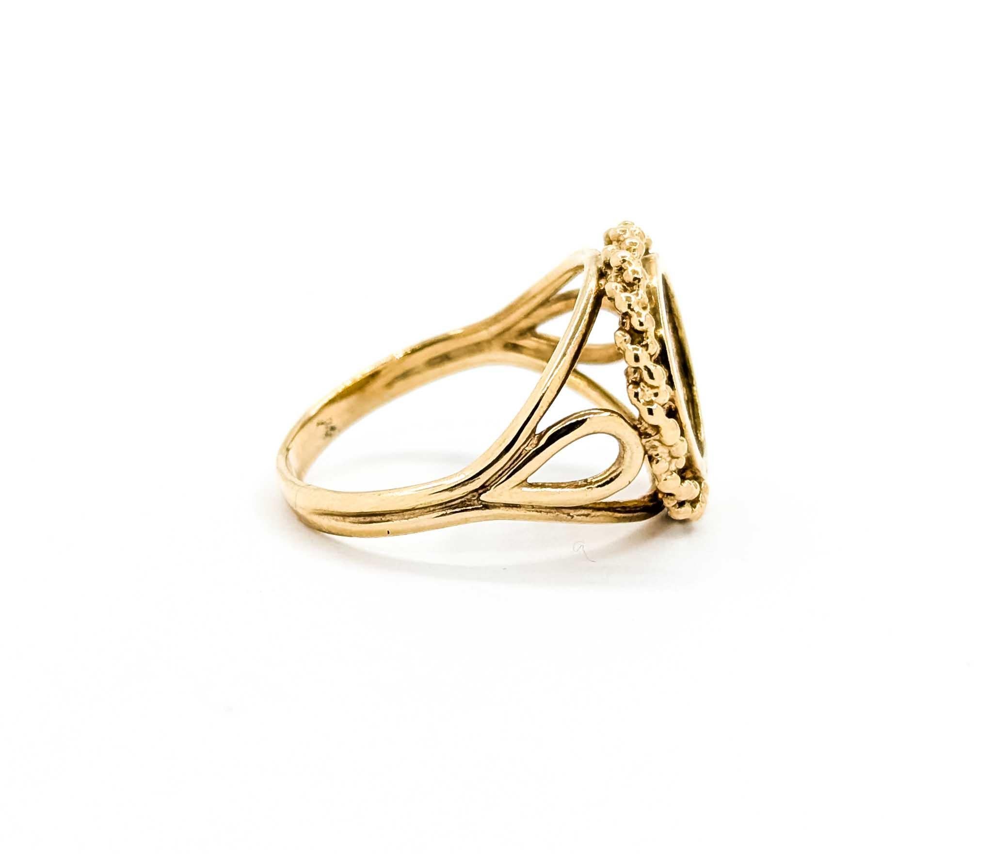 Squisito anello di moda in oro con un design a moneta senza tempo in vendita 5