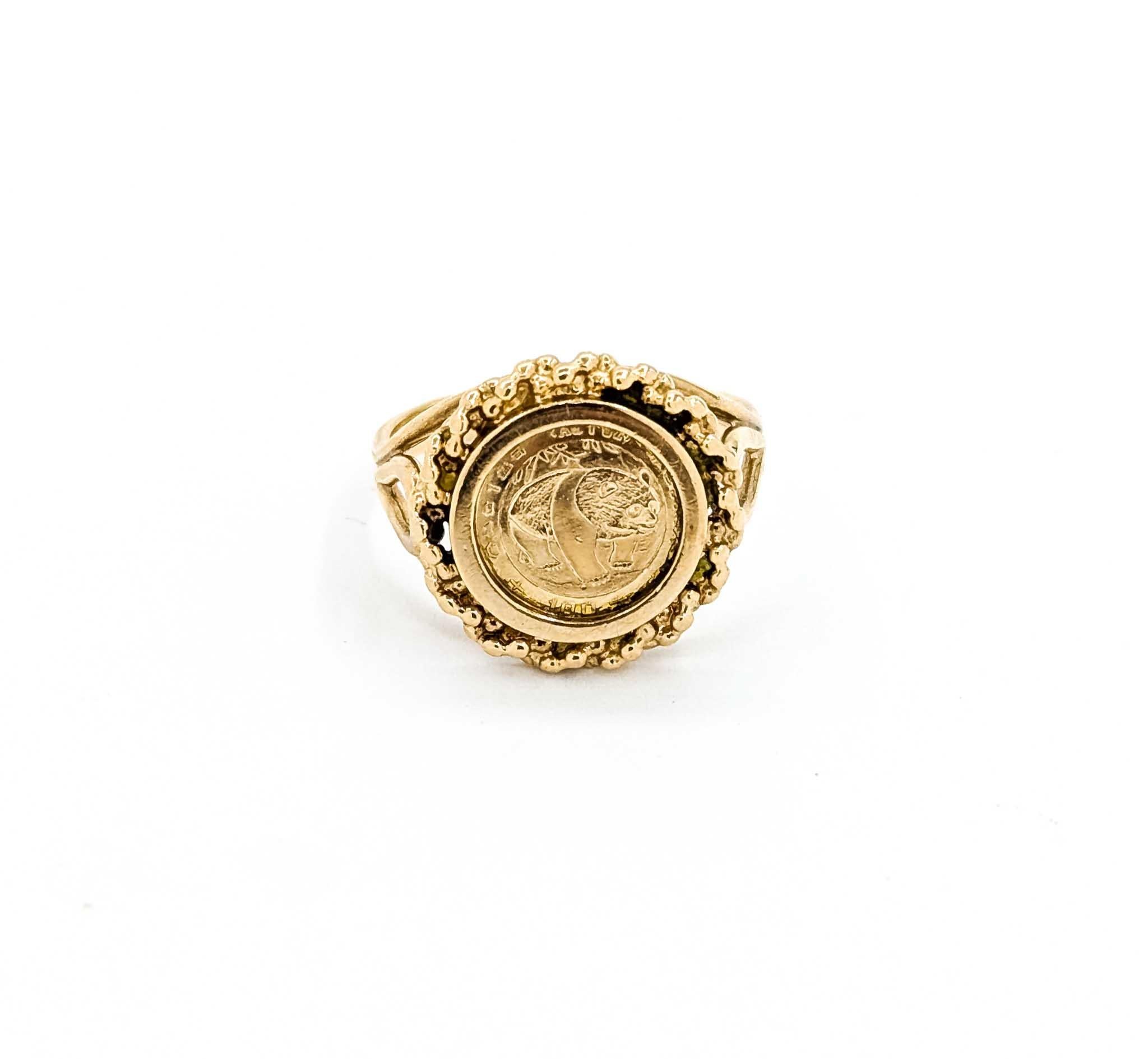 Squisito anello di moda in oro con un design a moneta senza tempo in vendita 8