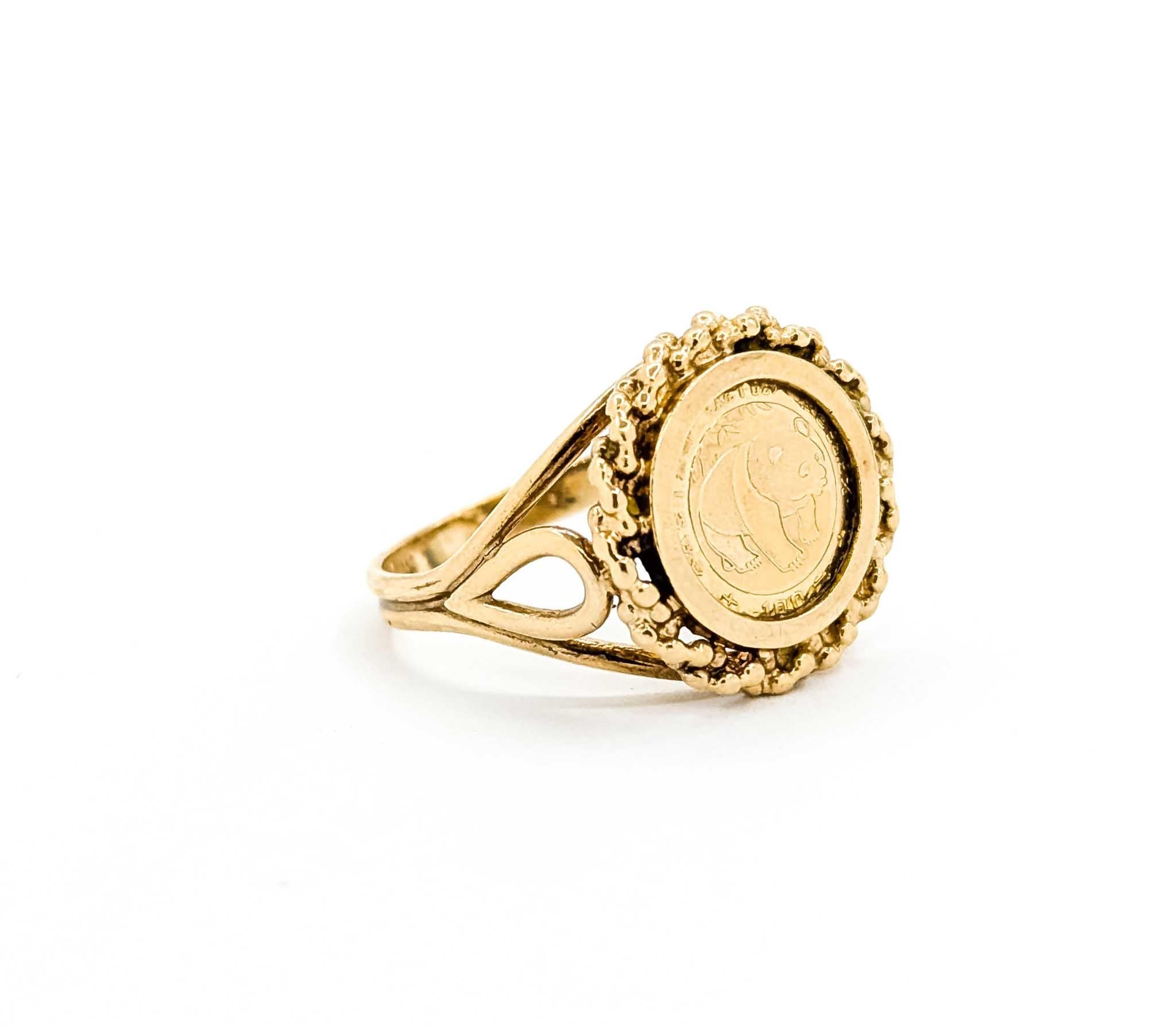 Squisito anello di moda in oro con un design a moneta senza tempo

Questo splendido anello d'oro realizzato in oro giallo 14 carati cattura l'eleganza senza tempo dei gioielli ispirati alle monete. Il suo design riflette un perfetto mix di fascino