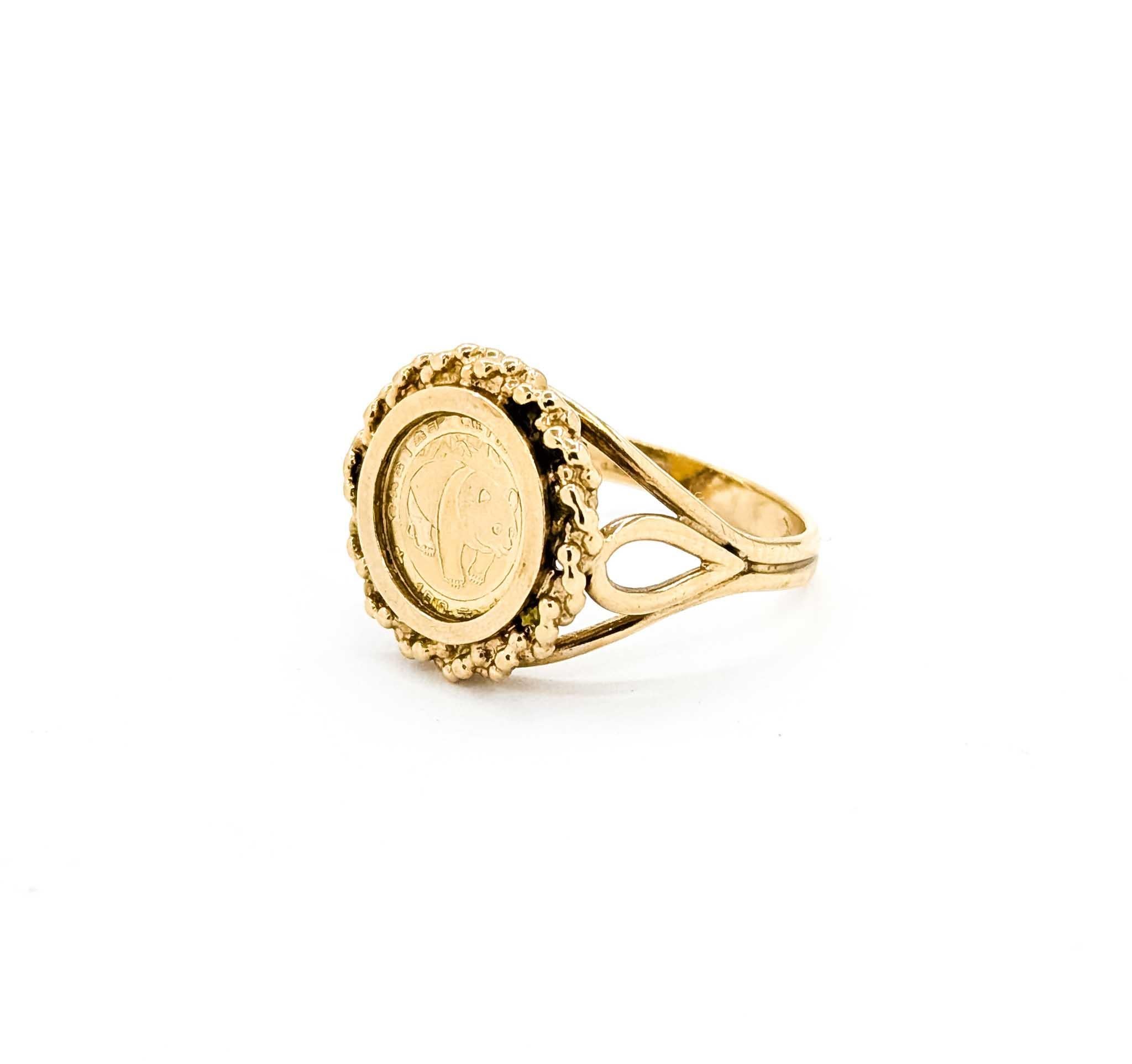 Rétro Squisito anello di moda in oro con un design a moneta senza tempo in vendita