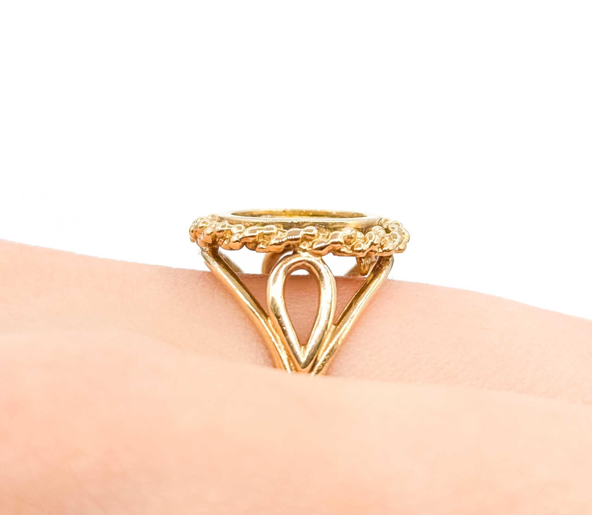 Squisito anello di moda in oro con un design a moneta senza tempo In condizioni ottime in vendita a Bloomington, MN