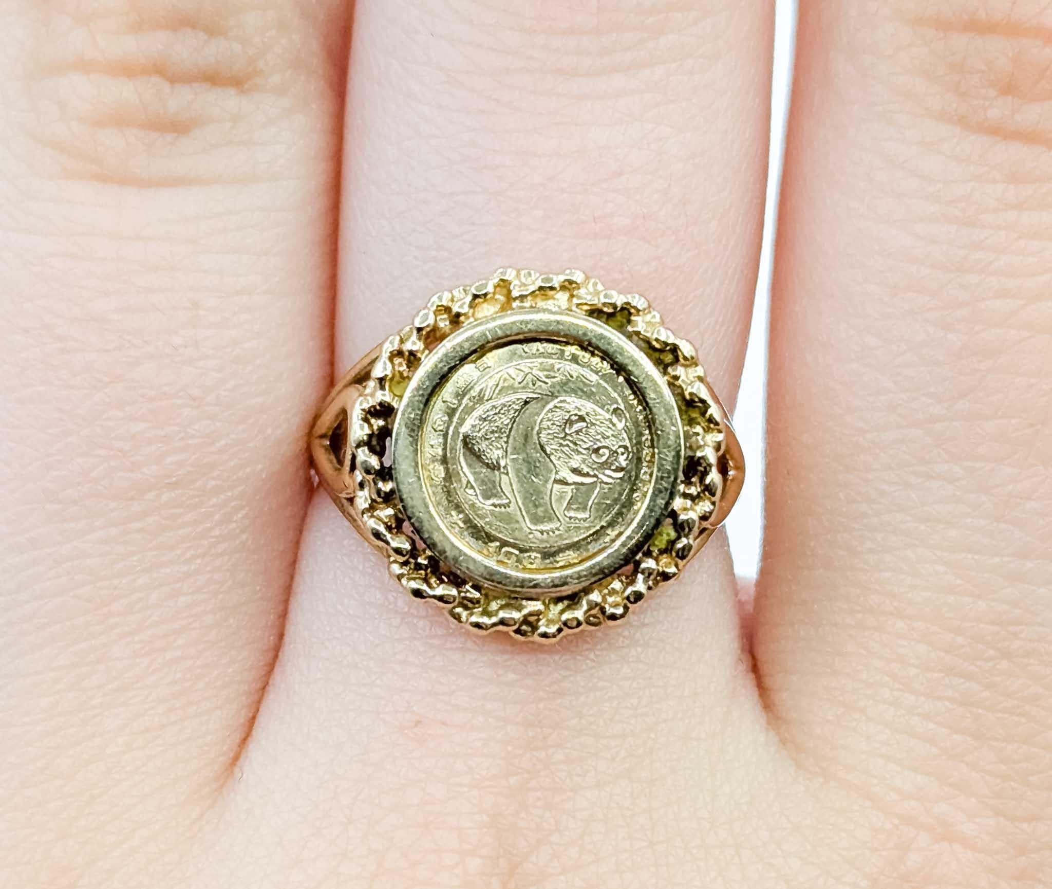 Squisito anello di moda in oro con un design a moneta senza tempo in vendita 1