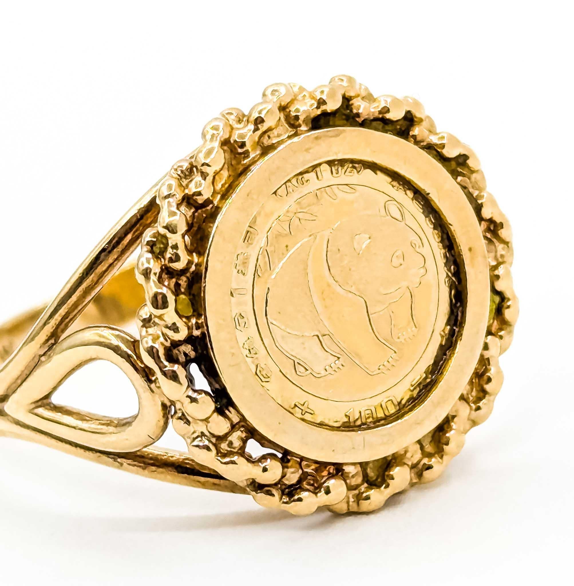 Squisito anello di moda in oro con un design a moneta senza tempo in vendita 2