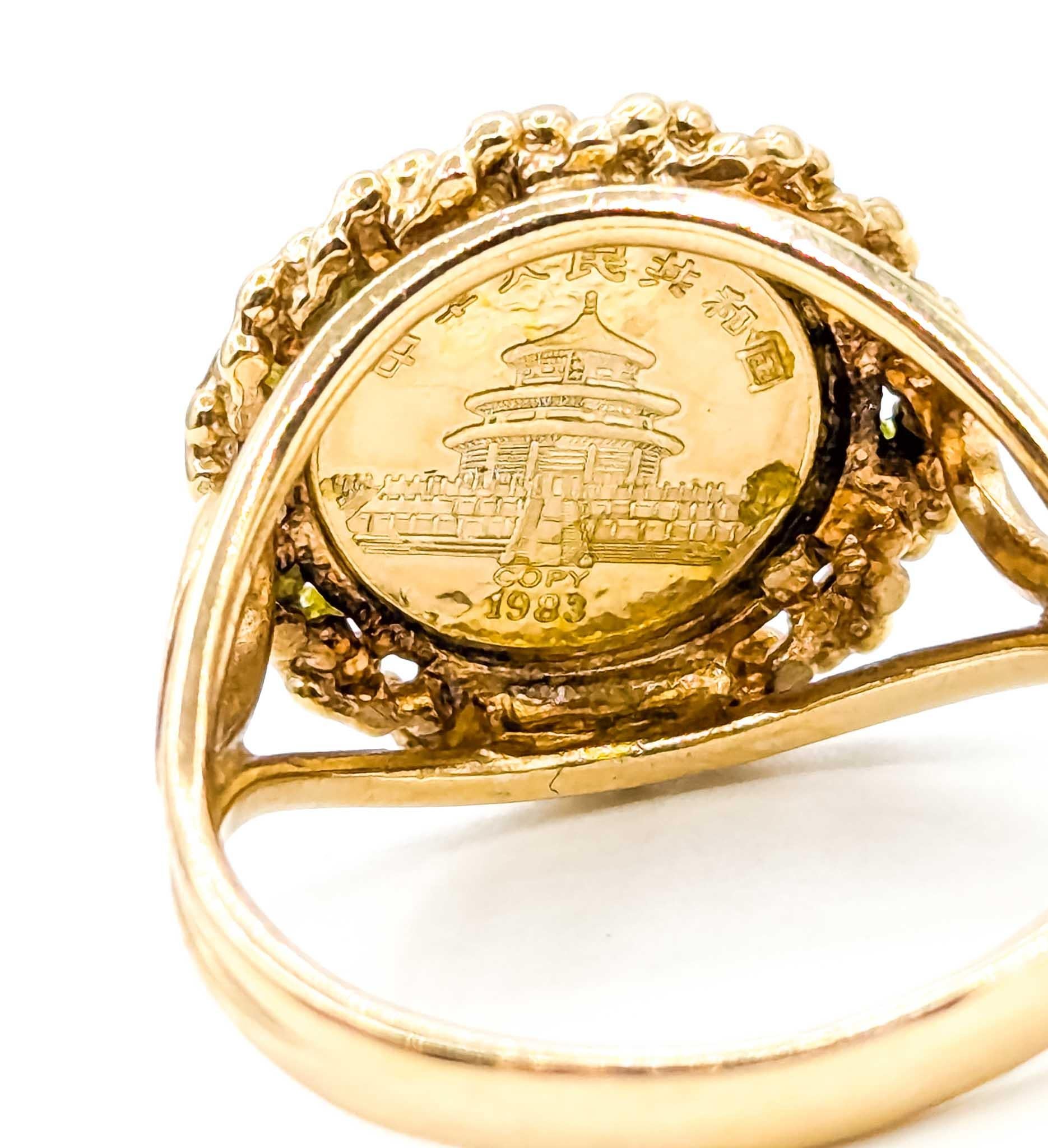 Squisito anello di moda in oro con un design a moneta senza tempo in vendita 3