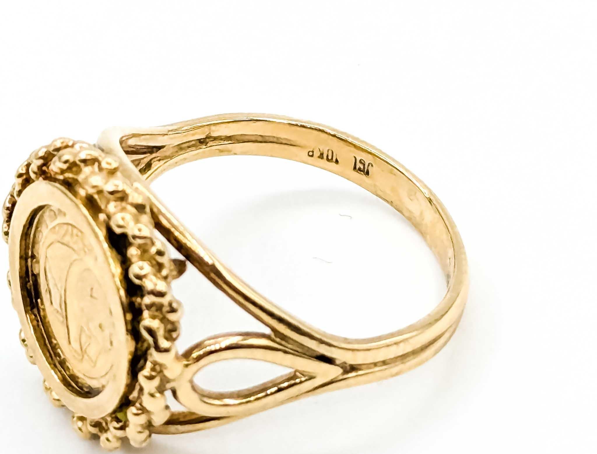Squisito anello di moda in oro con un design a moneta senza tempo in vendita 4