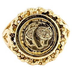 Exquisito anillo de moda de oro con un diseño de moneda atemporal