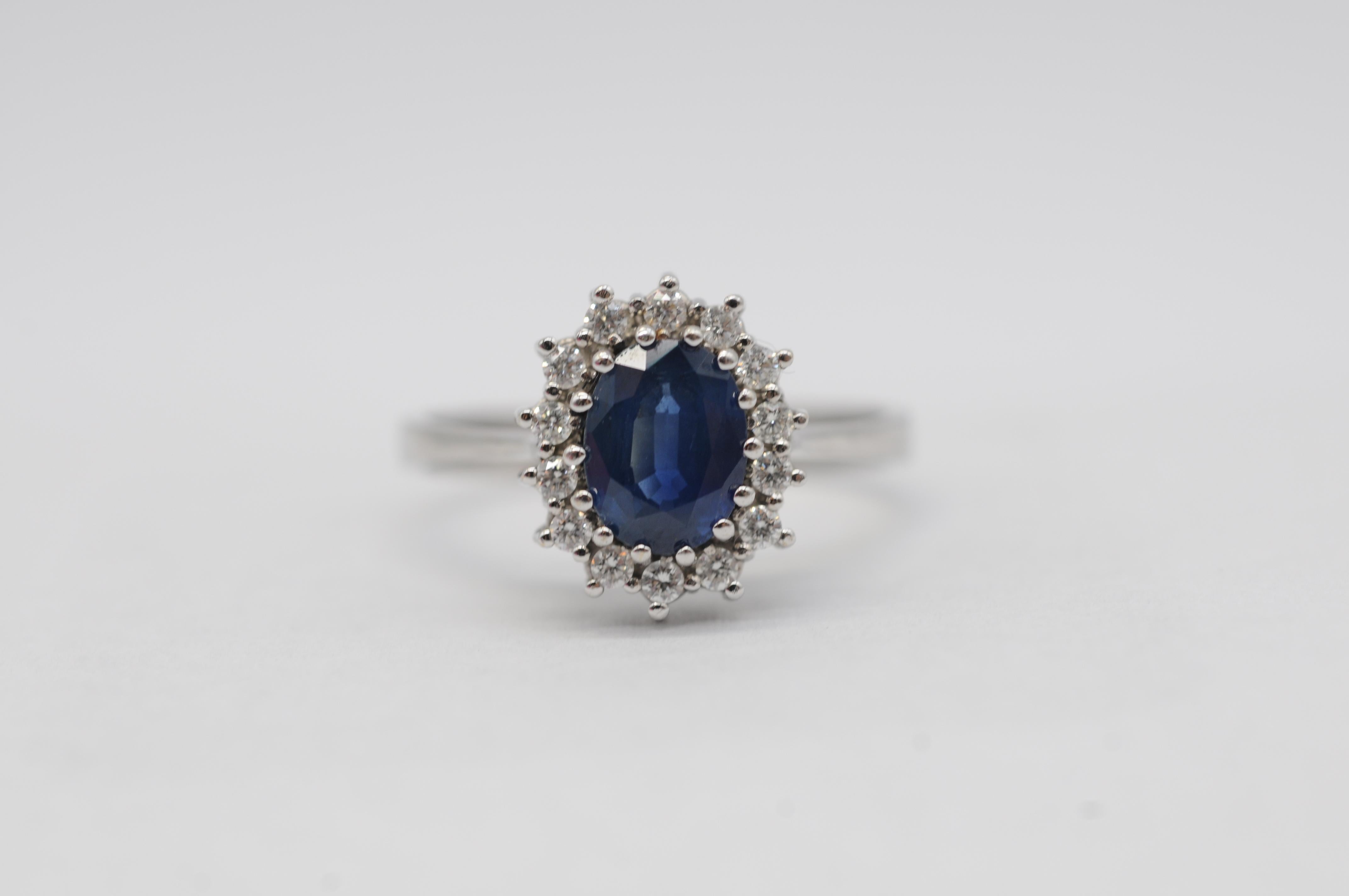 Aesthetic Movement Exquisite gold ring with sapphire and diamonds, like Lady Diana's engagement For Sale