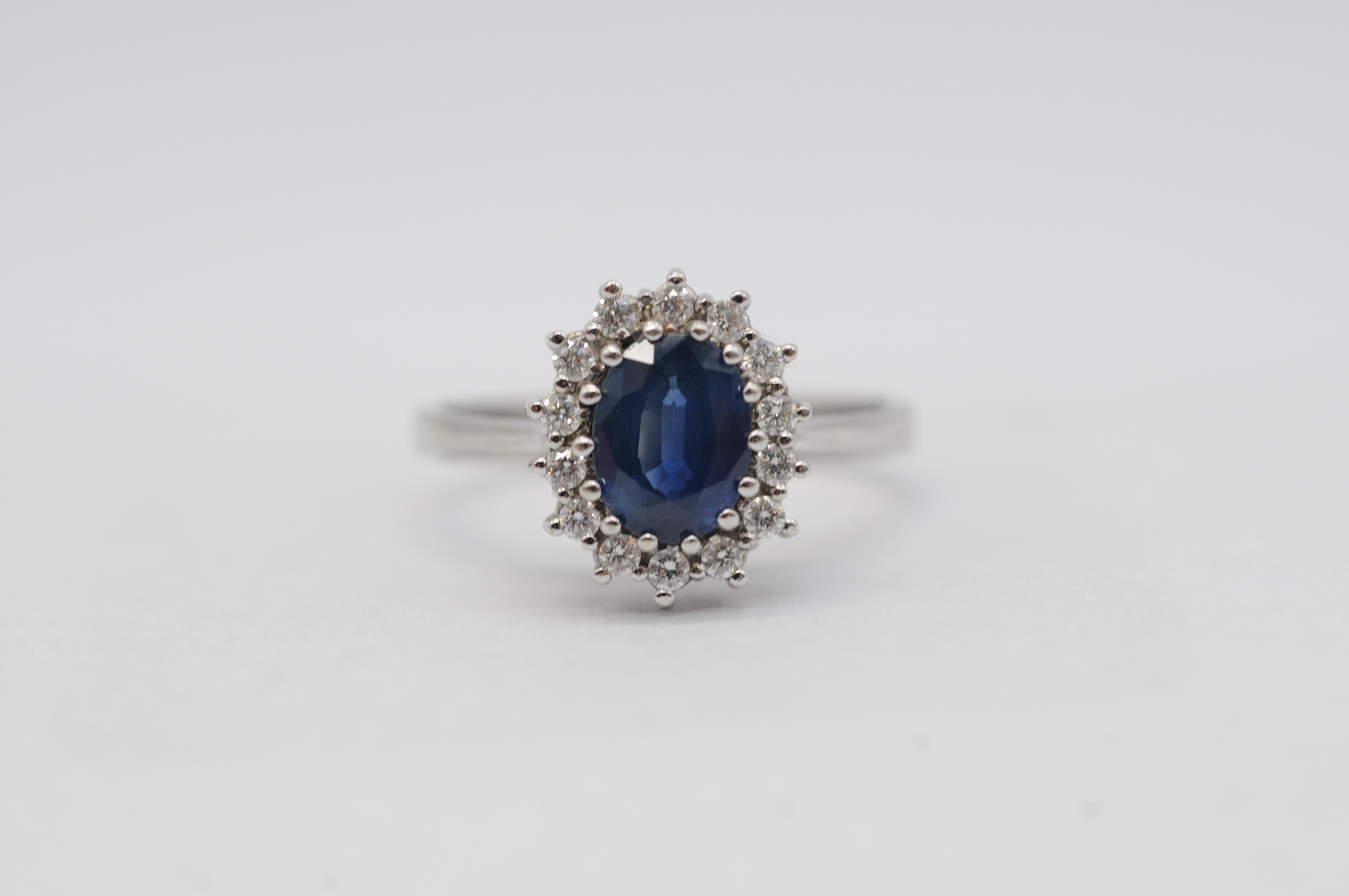 Oval Cut Exquisite gold ring with sapphire and diamonds, like Lady Diana's engagement For Sale