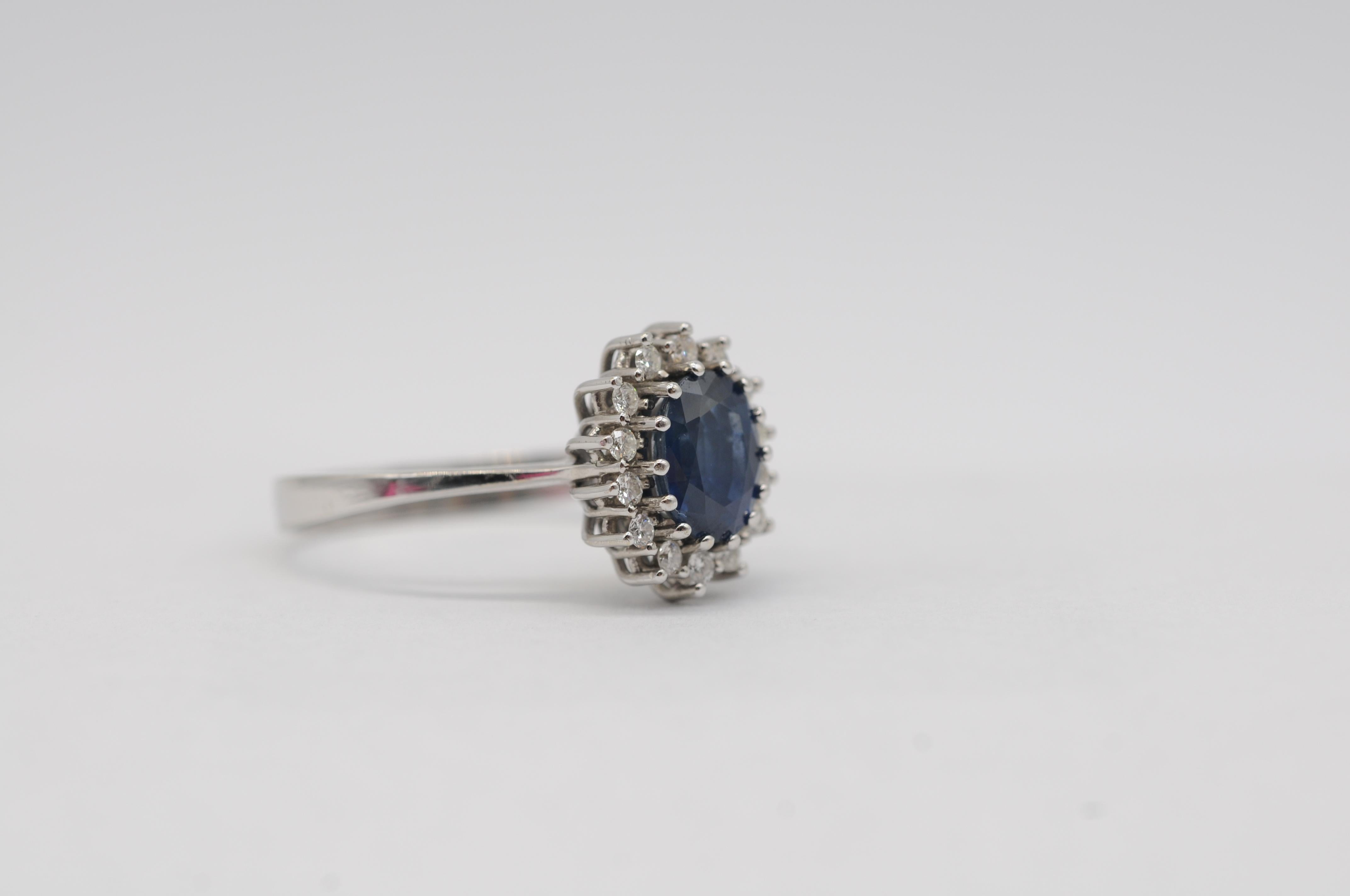 Exquisite gold ring with sapphire and diamonds, like Lady Diana's engagement In Good Condition For Sale In Berlin, BE