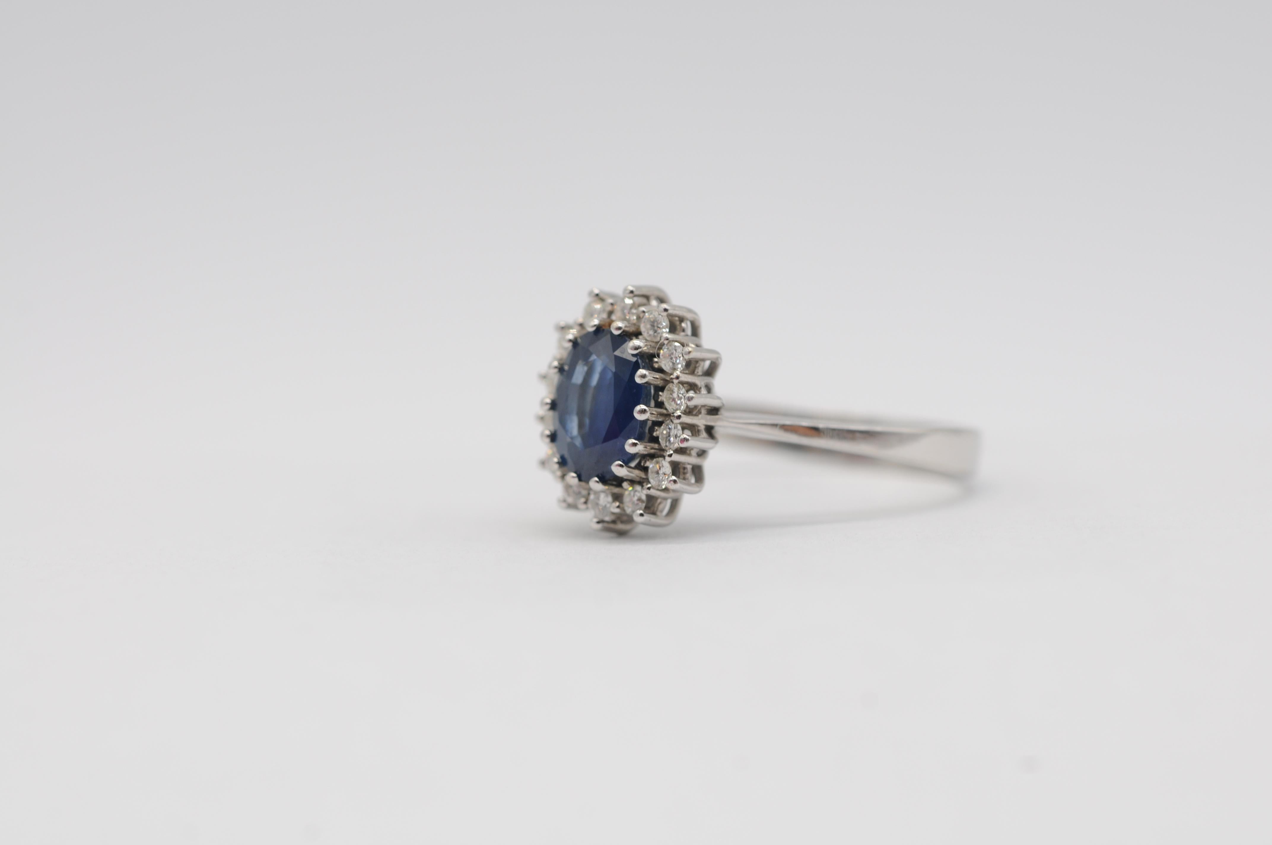 Women's or Men's Exquisite gold ring with sapphire and diamonds, like Lady Diana's engagement For Sale
