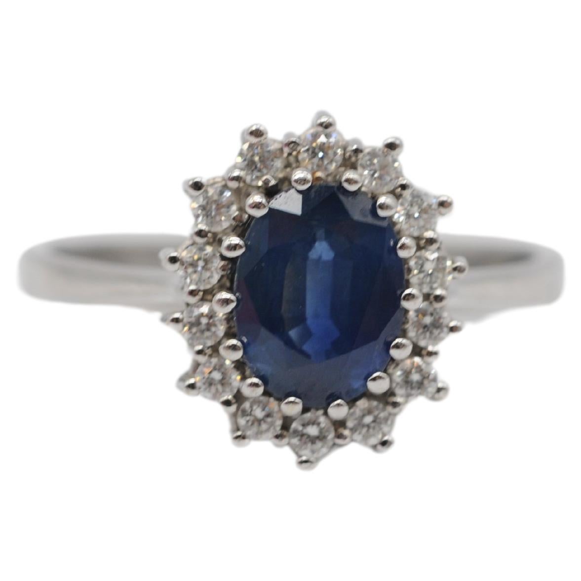 Exquisite gold ring with sapphire and diamonds, like Lady Diana's engagement For Sale