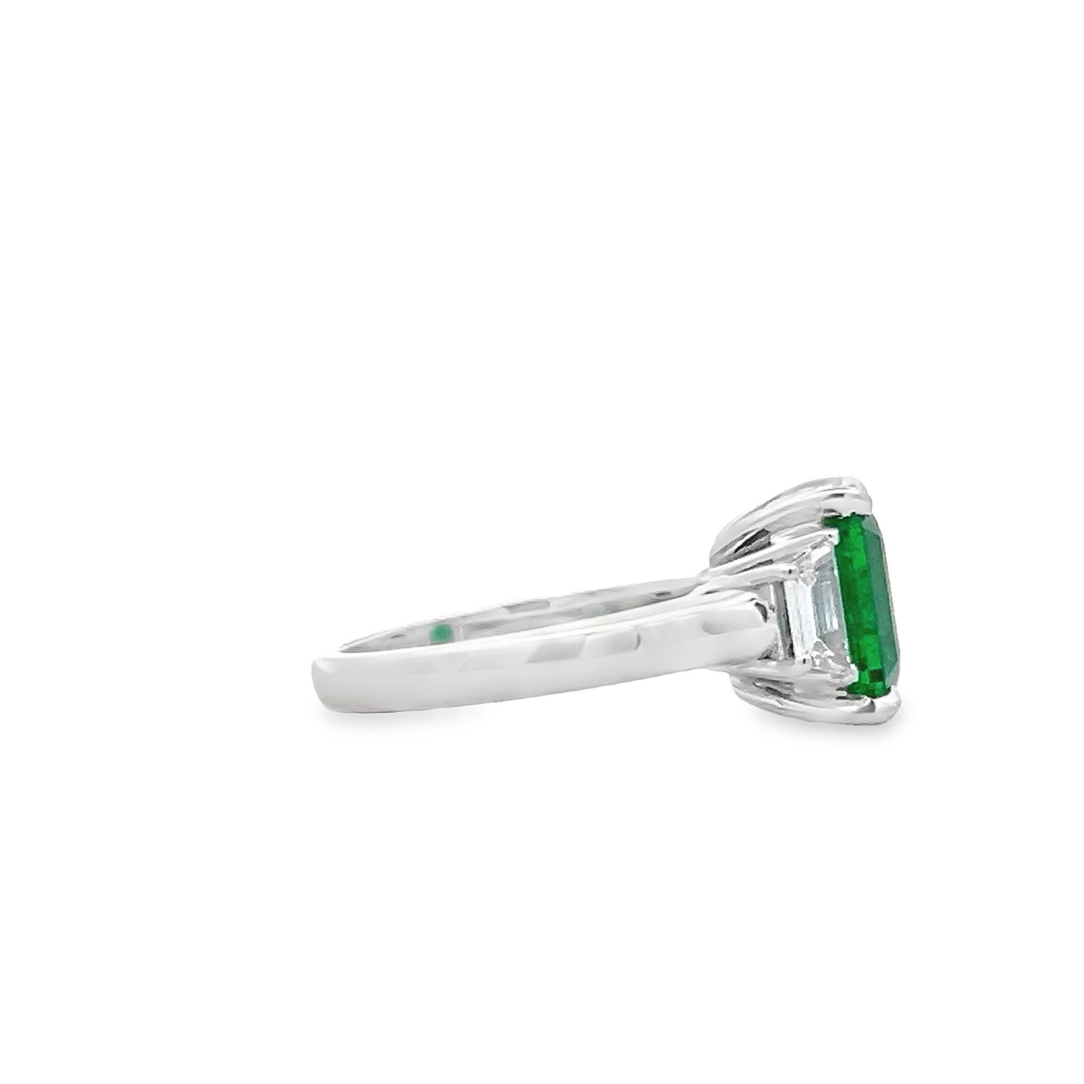 Exquise bague de fiançailles en or blanc 14k avec halo d'émeraudes vertes et de diamants Neuf - En vente à Great Neck Plaza, NY