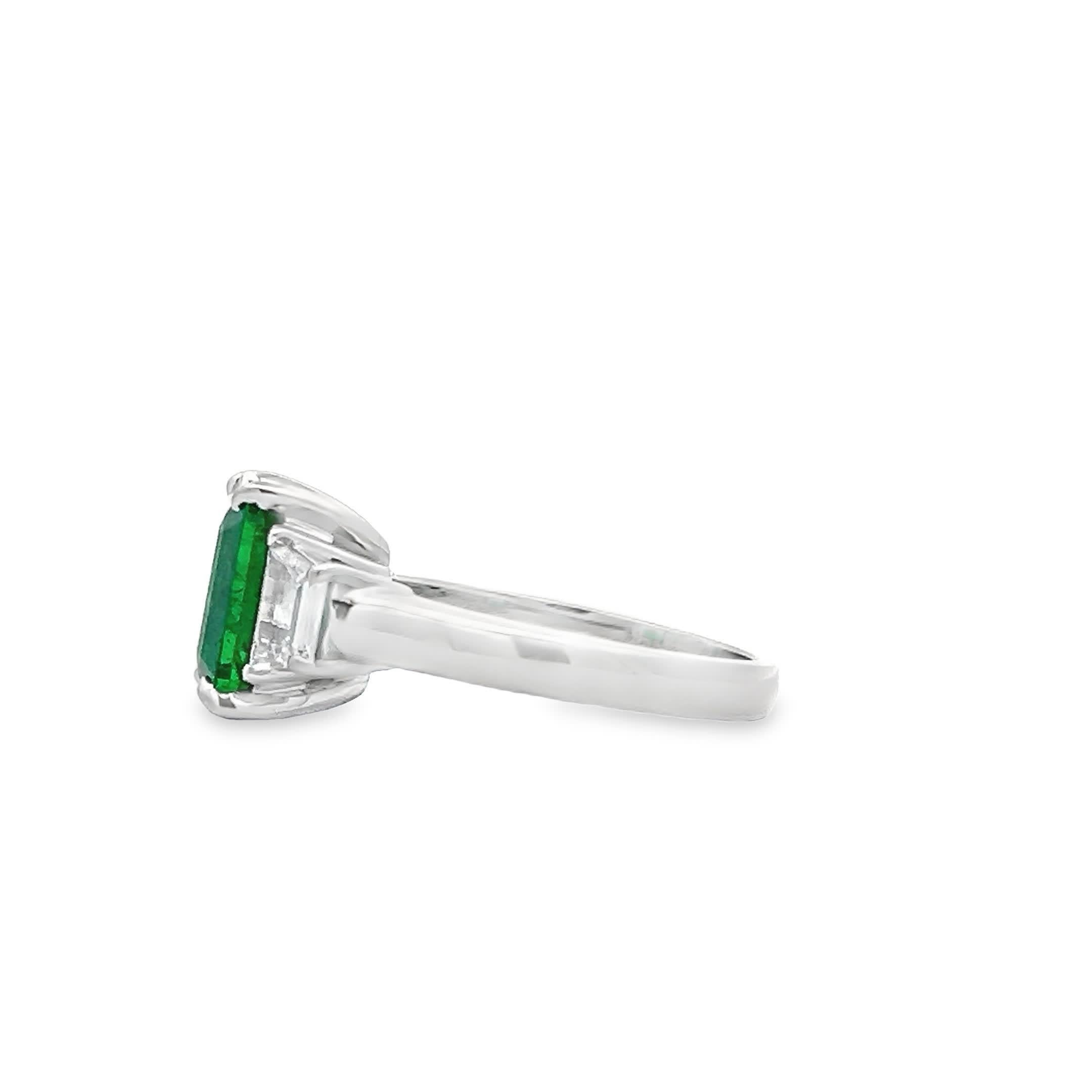 Exquise bague de fiançailles en or blanc 14k avec halo d'émeraudes vertes et de diamants Pour femmes en vente