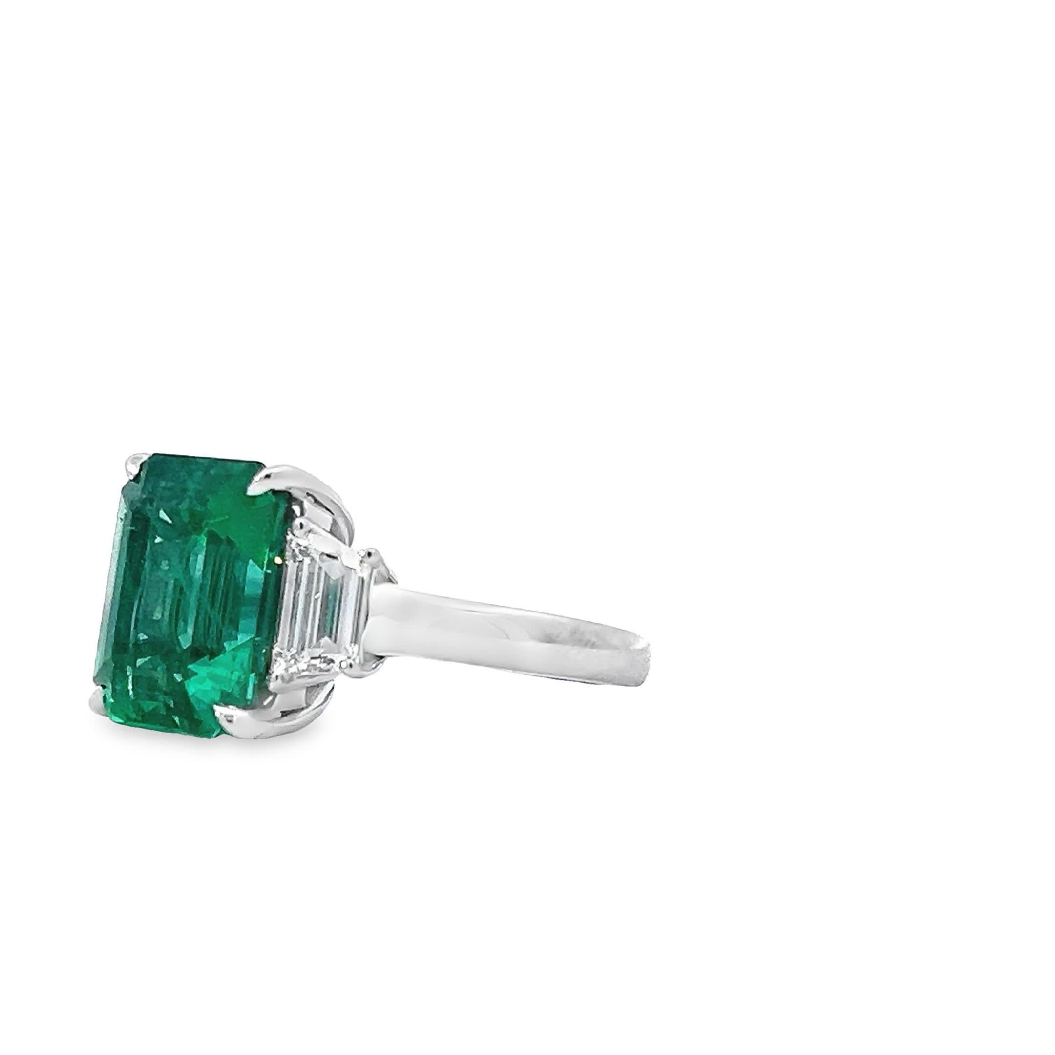 Exquisiter Ring mit grünem Smaragd und funkelndem Diamant in luxuriöser Weißgoldfassung Damen im Angebot