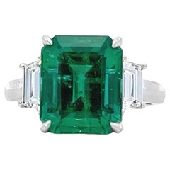 Exquisite Green Emerald & Sparkling Diamond Ring in Luxurious White Gold Setting