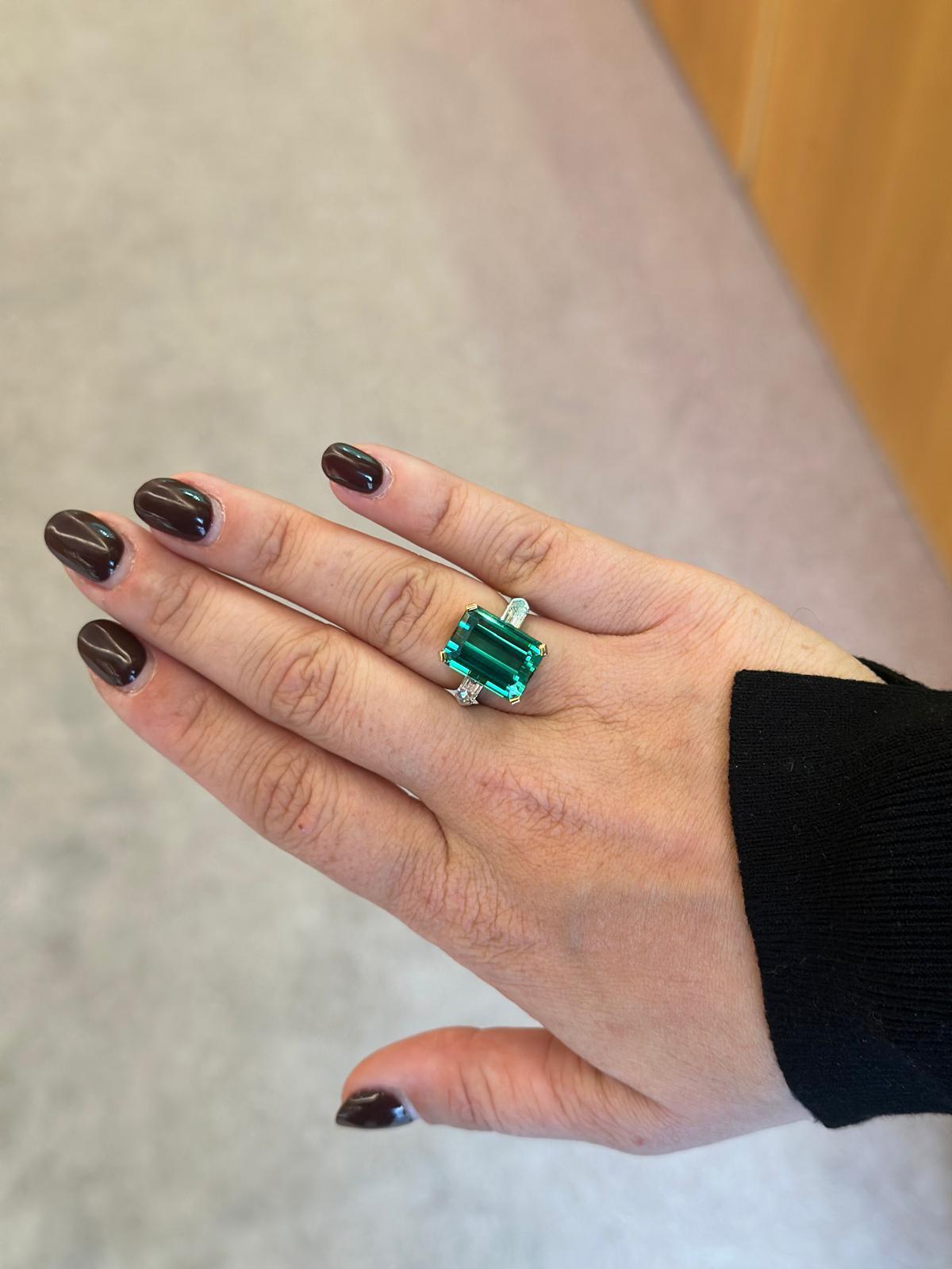 Taille boule Exquise bague en or jaune et blanc 18 carats avec tourmaline verte et diamant Bullet en vente