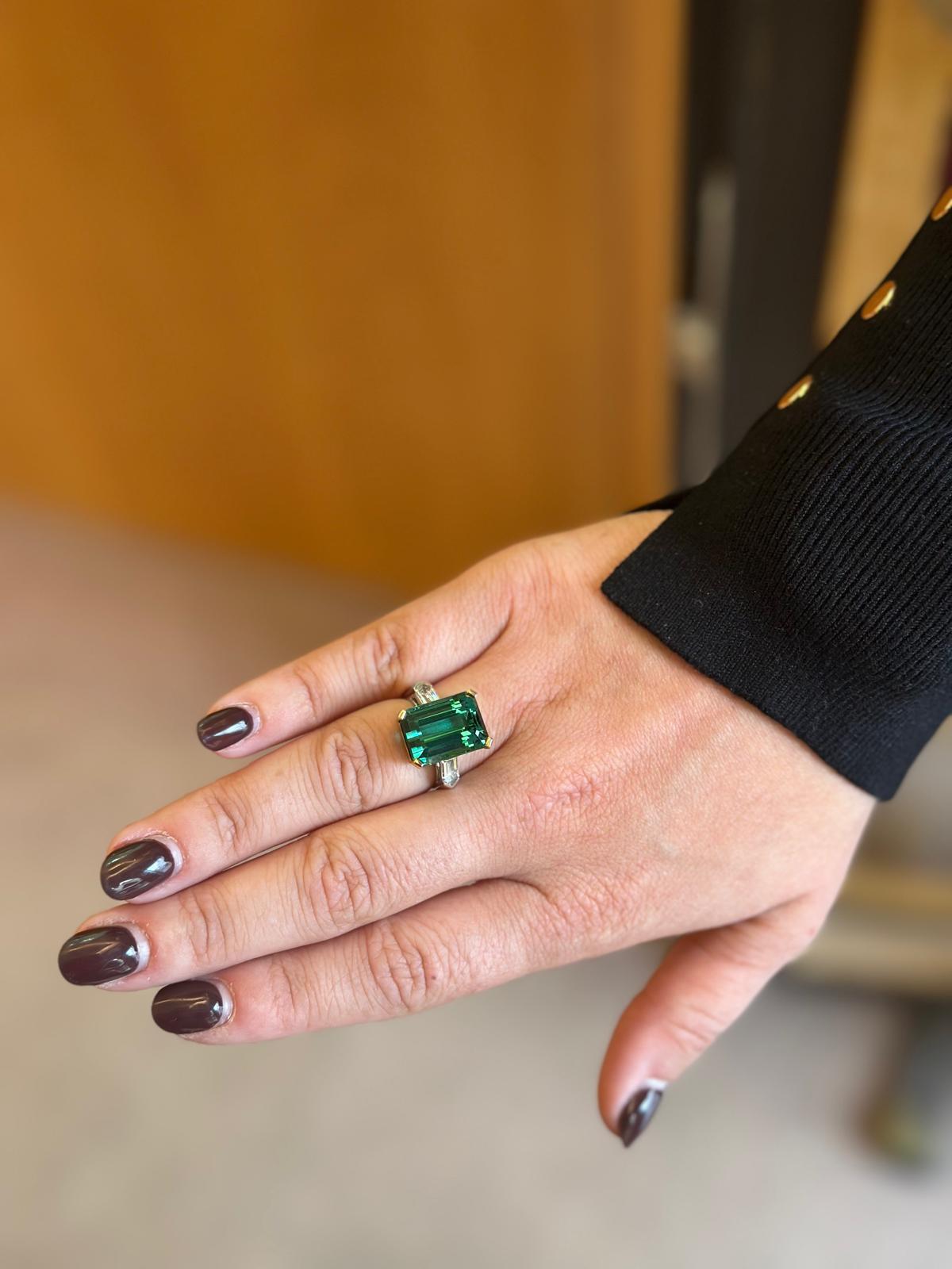 Exquise bague en or jaune et blanc 18 carats avec tourmaline verte et diamant Bullet Neuf - En vente à St. Moritz, CH