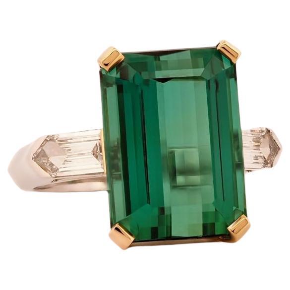 Exquise bague en or jaune et blanc 18 carats avec tourmaline verte et diamant Bullet en vente