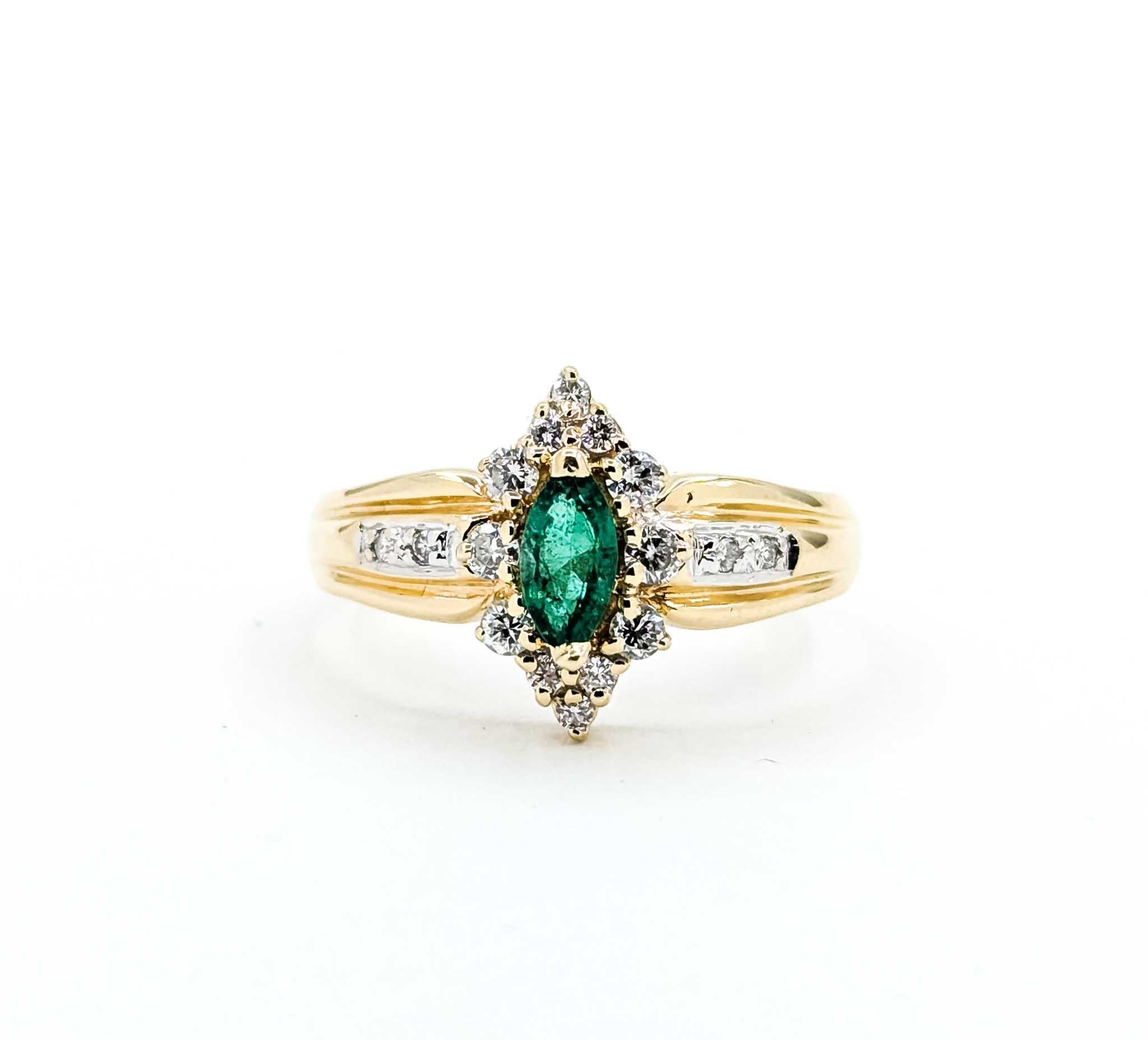 Exquisito Anillo Halo de Esmeralda y Diamantes en Oro Amarillo de 14k en venta 4