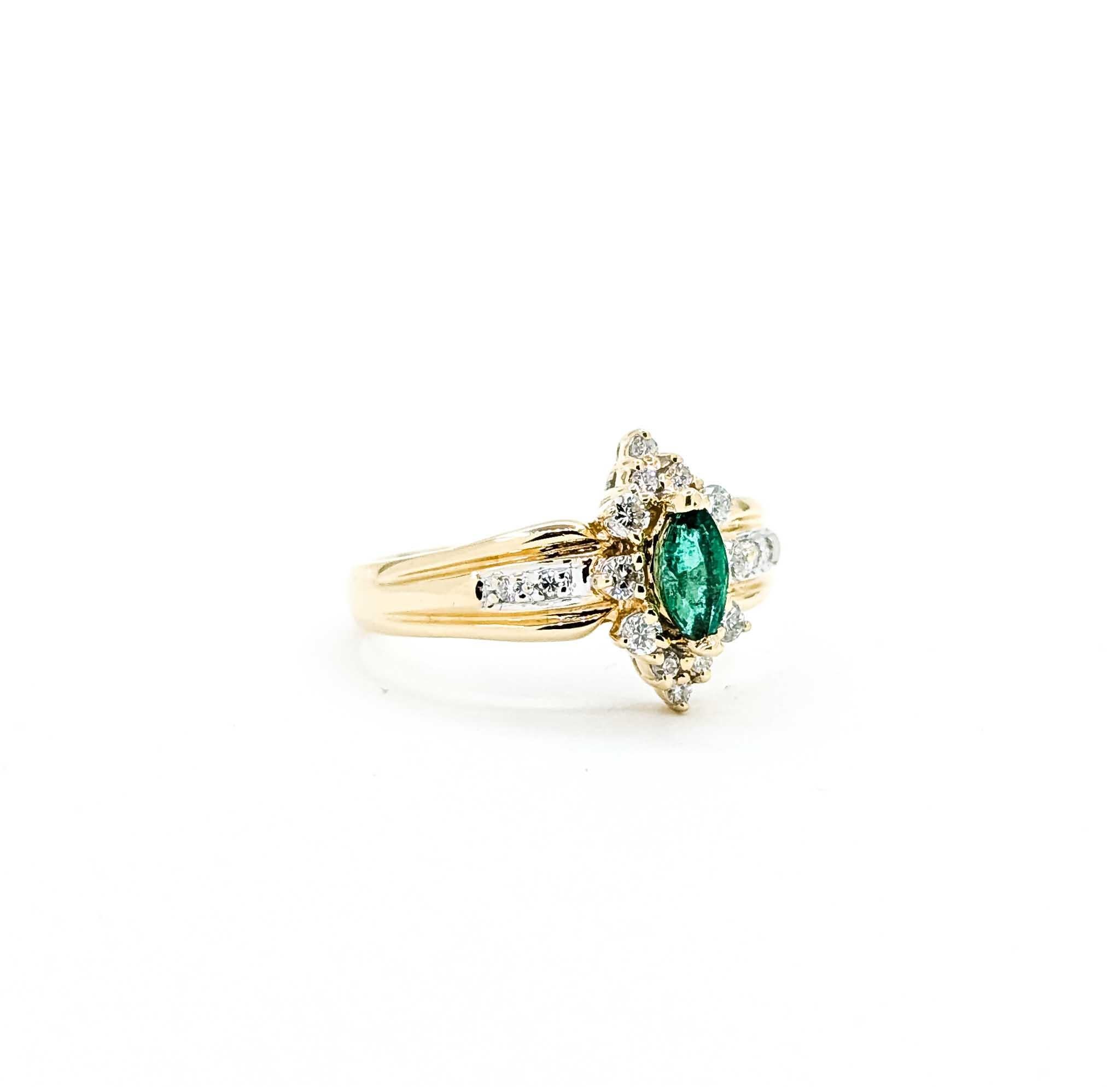 Te presentamos este precioso anillo de esmeralda elaborado en oro amarillo de 14k. Este anillo presenta una impresionante esmeralda de 0,25 quilates en su centro, elegantemente rodeada por un exquisito halo de diamantes. El estilo de engaste resalta