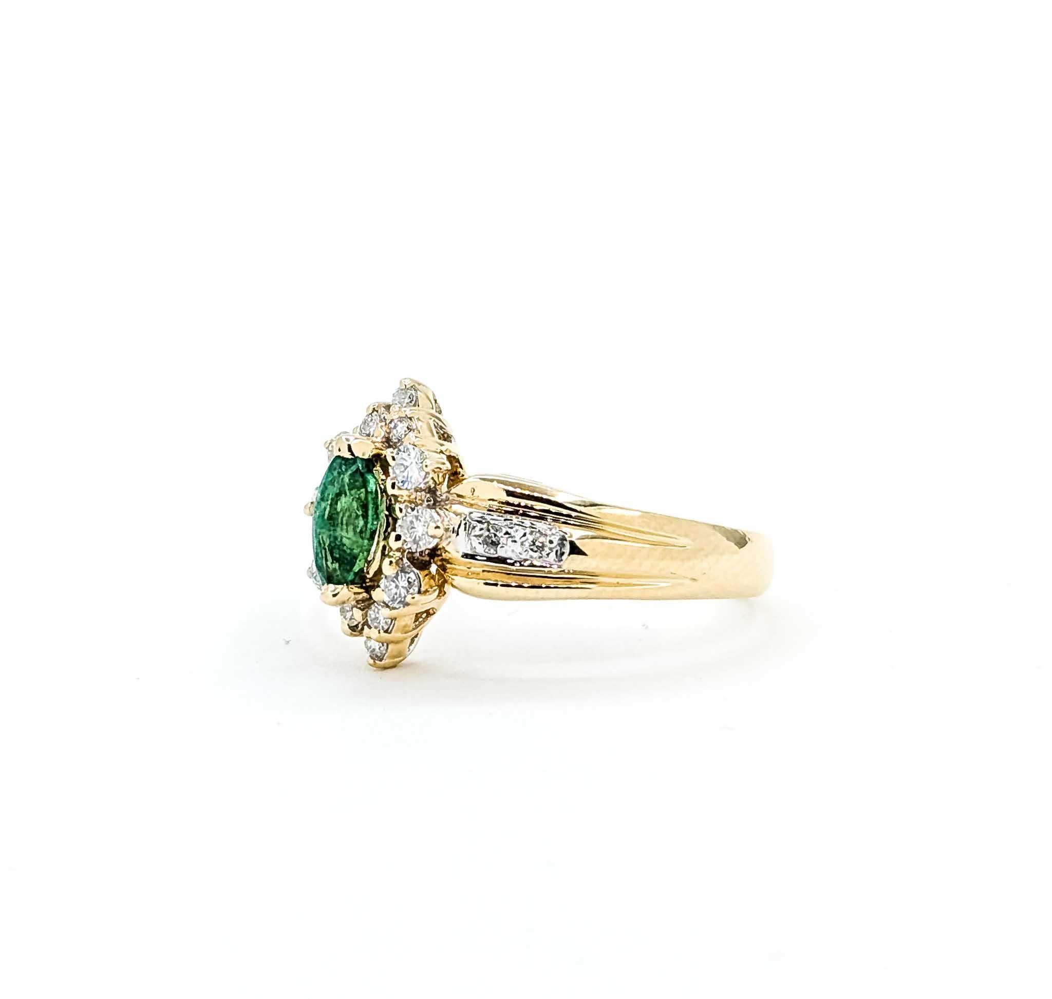 Exquisito Anillo Halo de Esmeralda y Diamantes en Oro Amarillo de 14k Eduardiano en venta